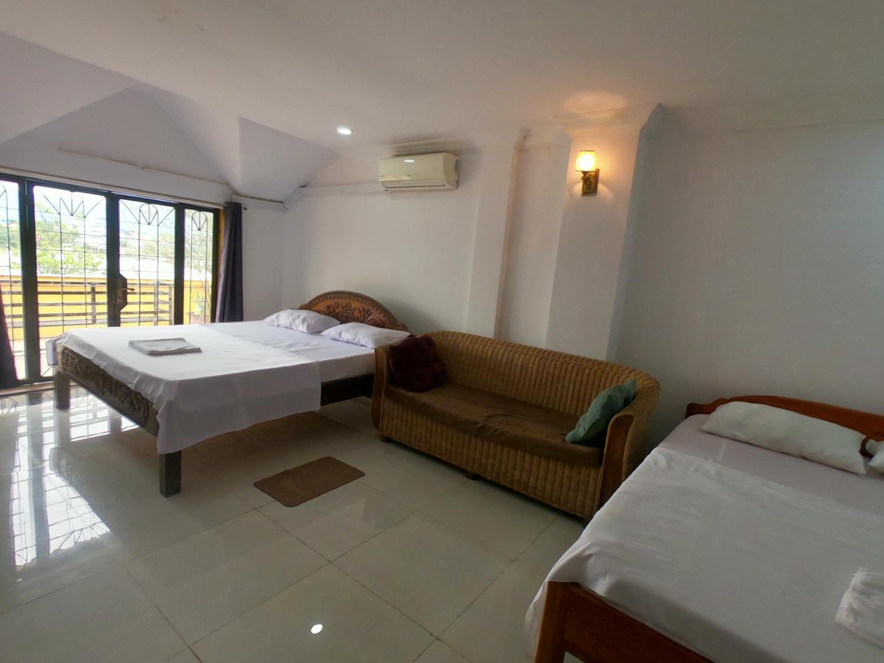 Twin Room with City View - Photo 12