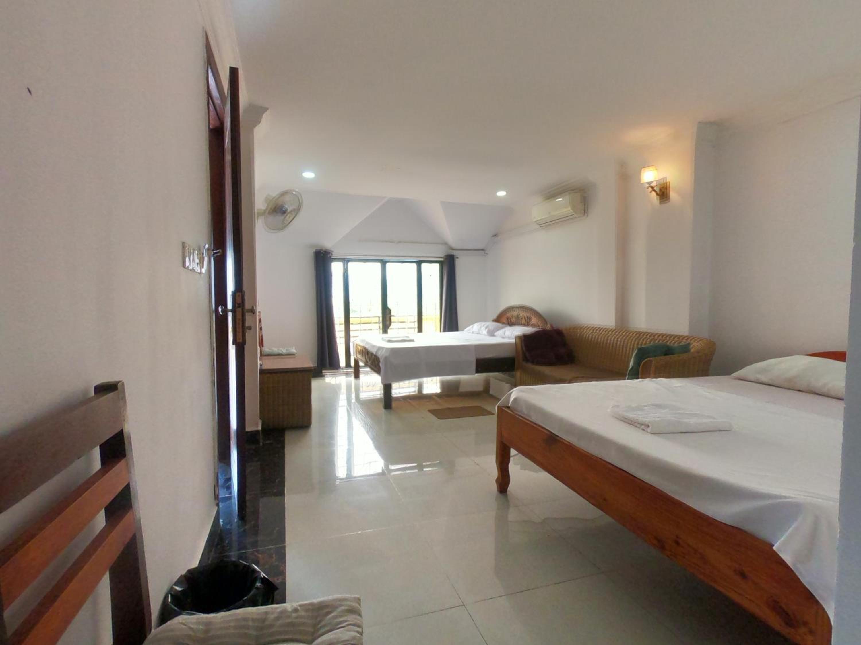 Twin Room with City View - Photo 2