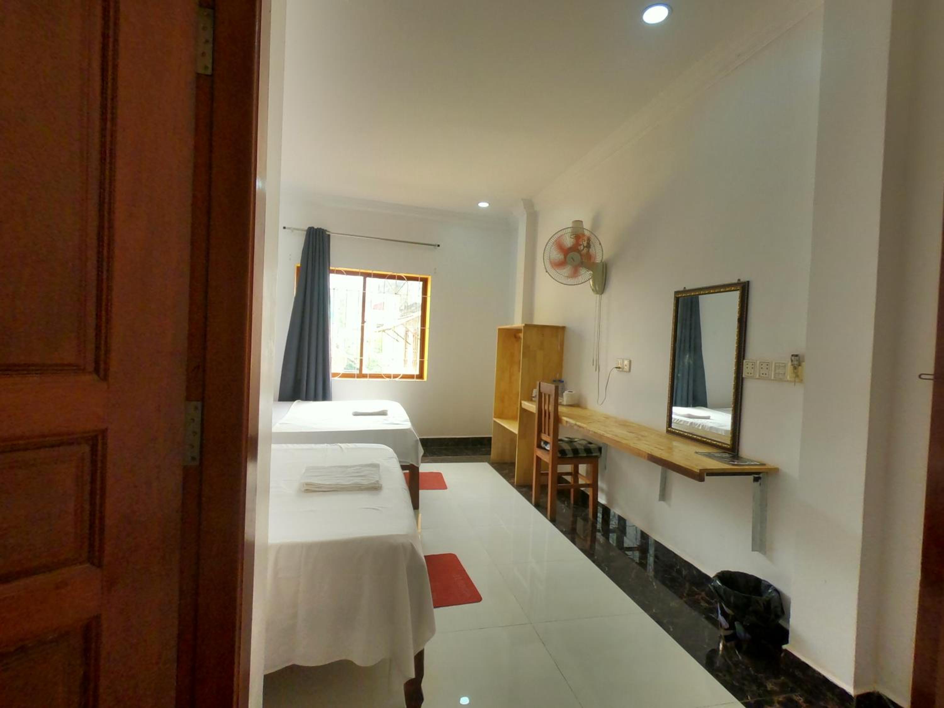 Twin Room with City View - Photo 15