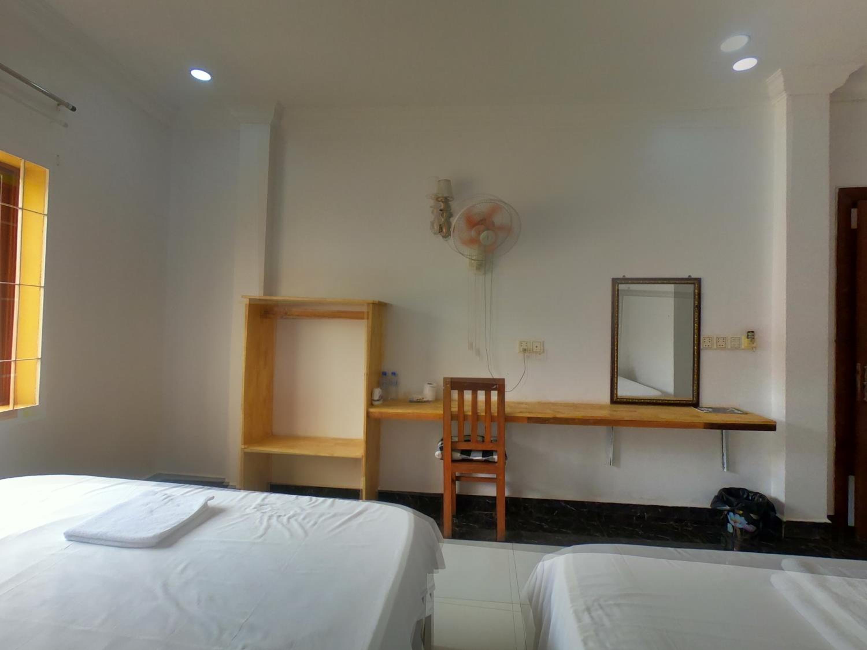 Twin Room with City View - Photo 13