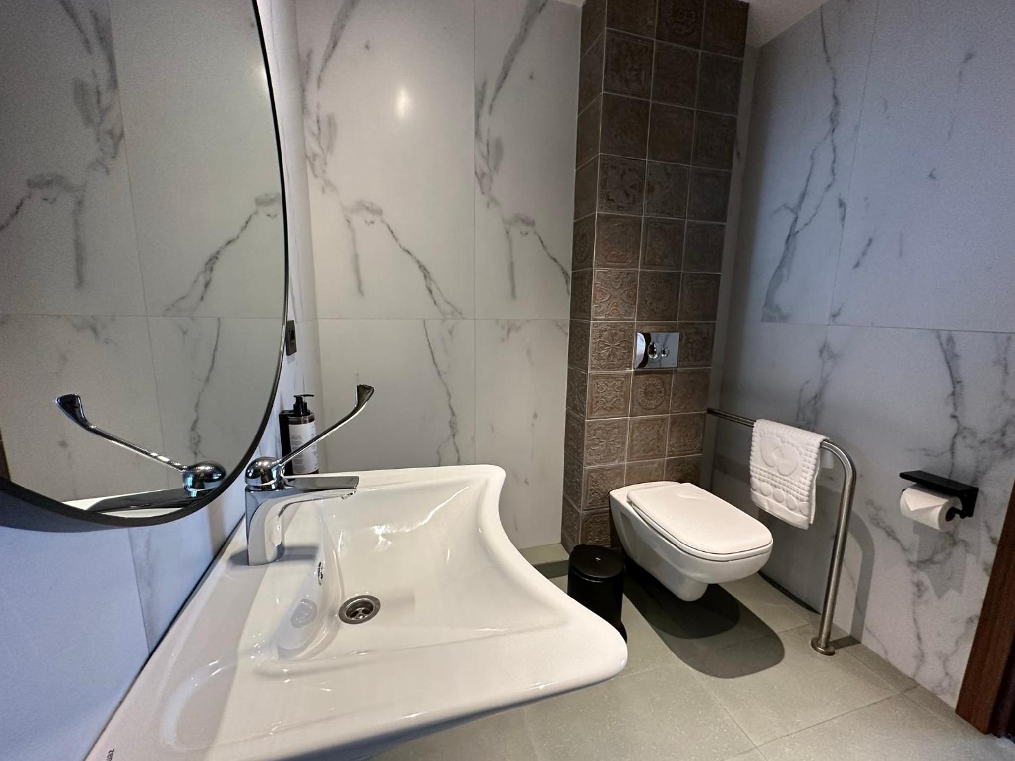 Double or Twin Room - Disability Access photo 3