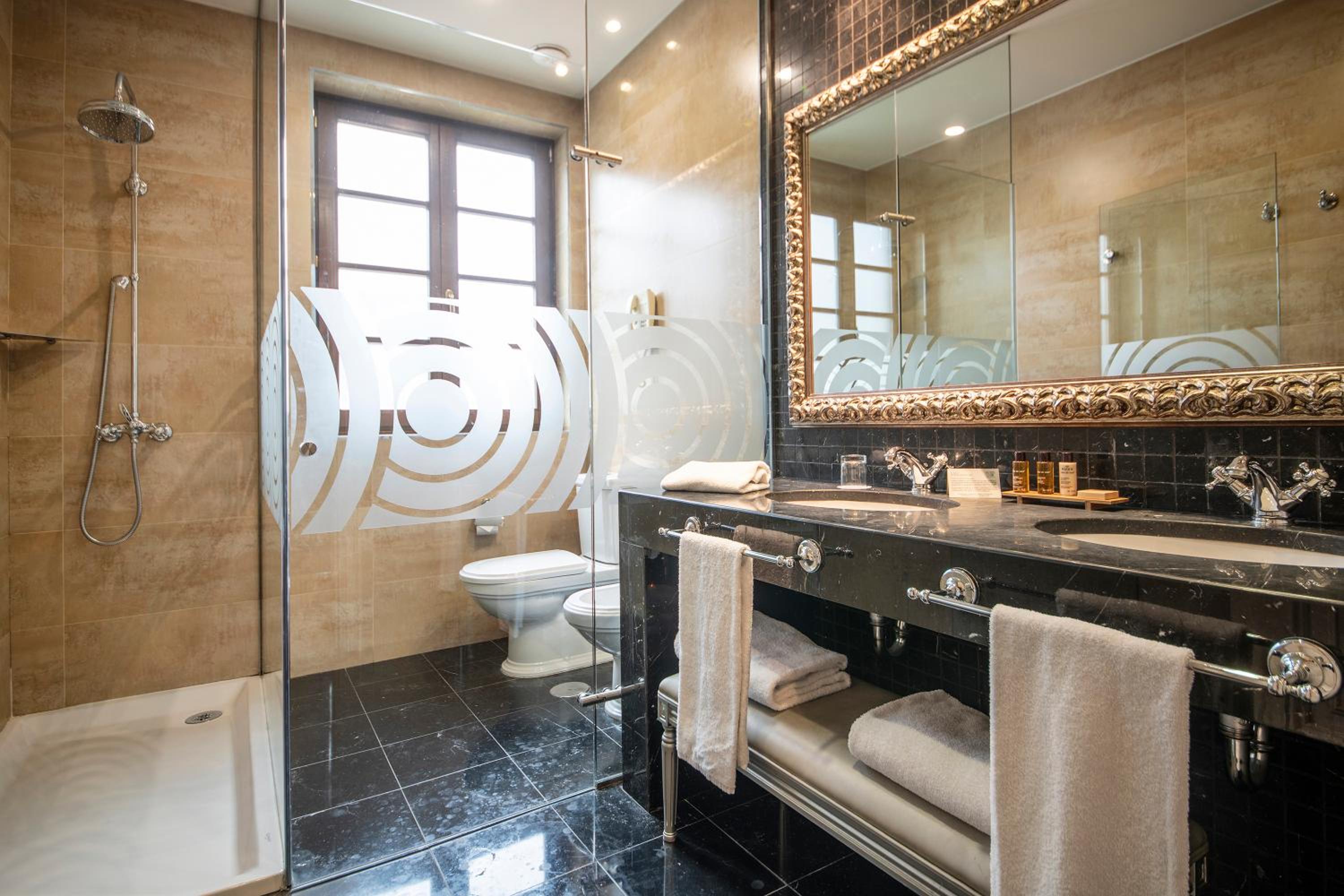 Habitación Doble Clásica con Acceso al Spa (2 Adultos + 1 Niño)