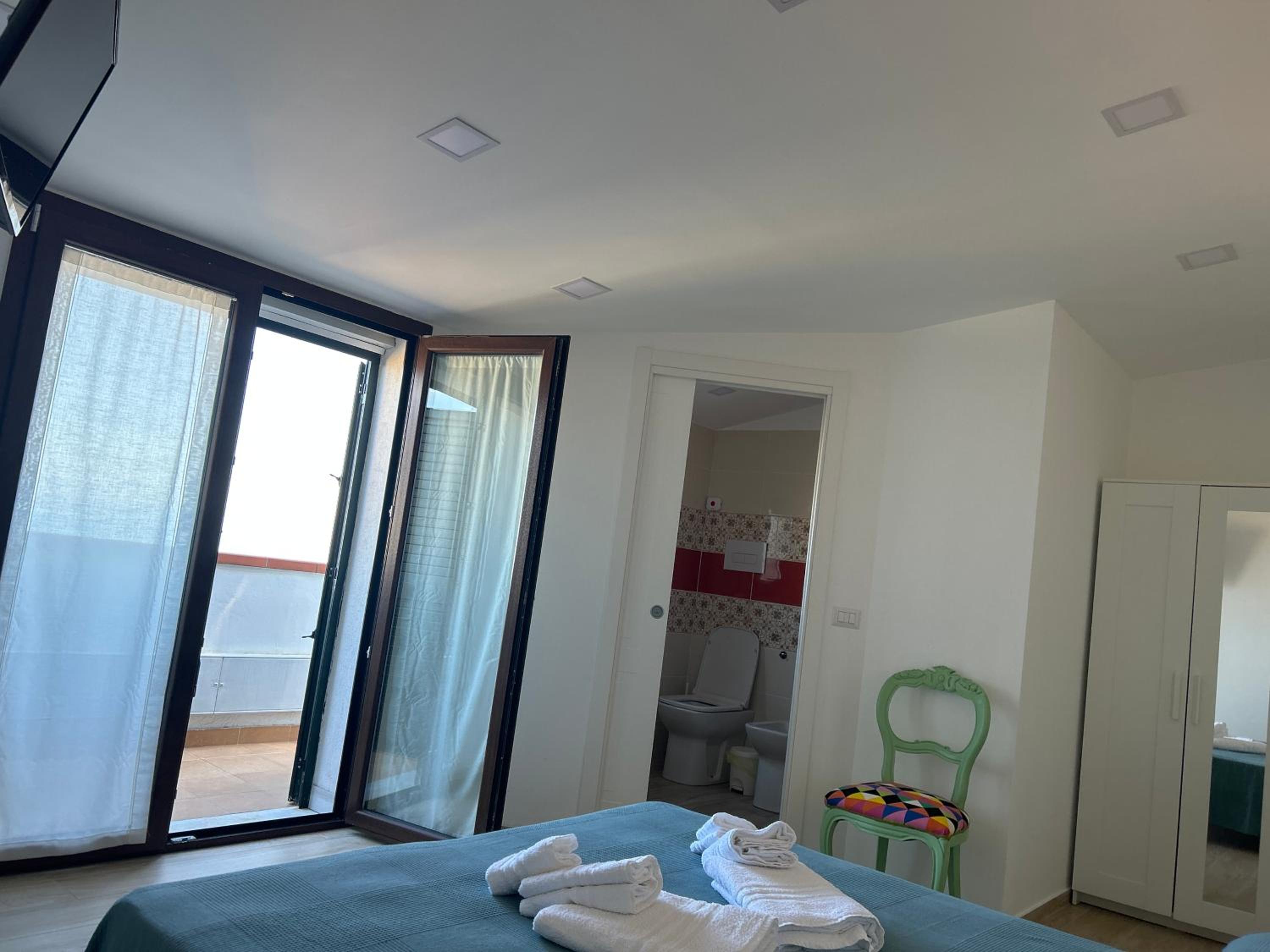 Double or Twin Room with Sea View - Photo 5