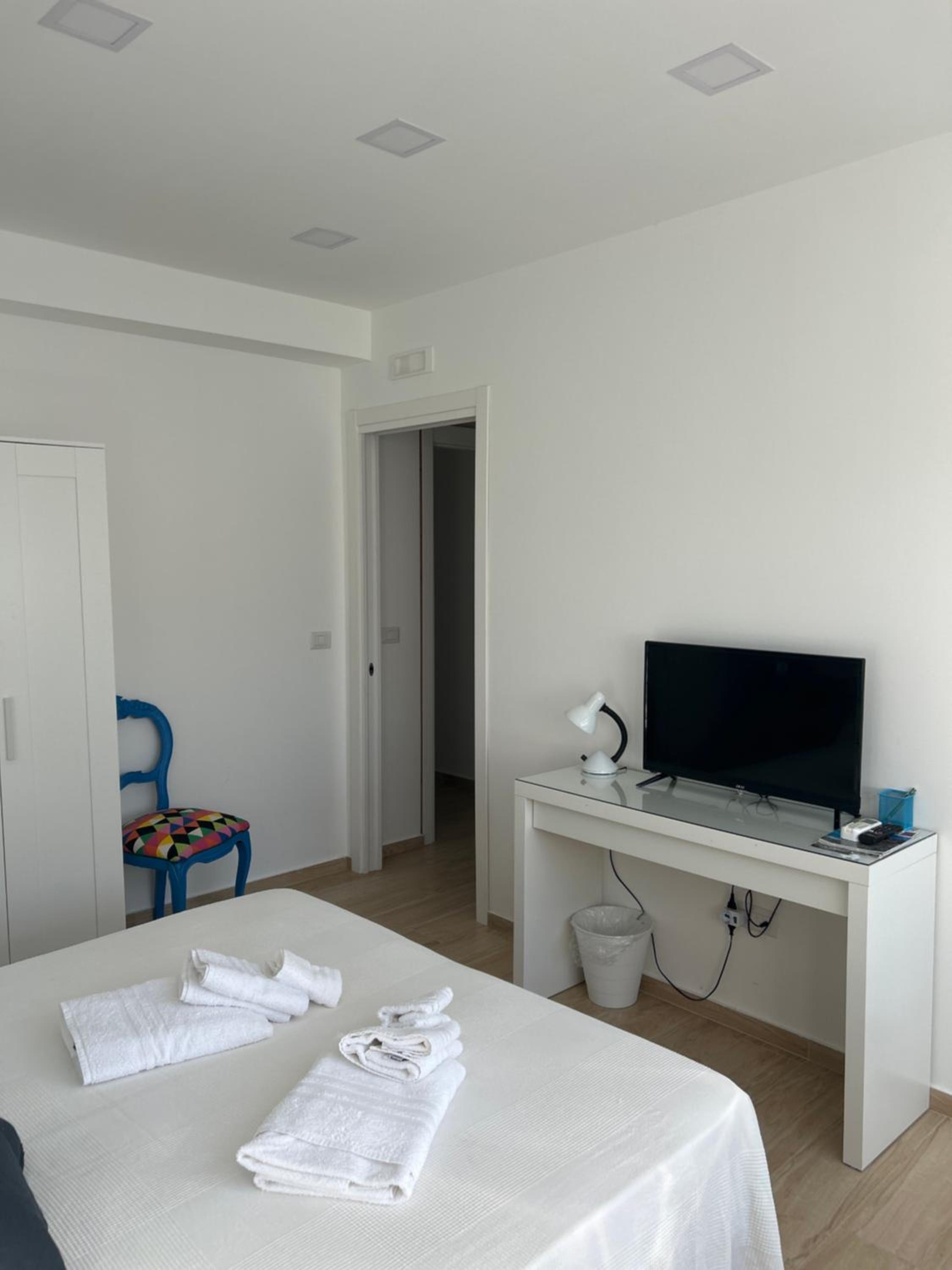 Large Double or Twin Room - Photo 8