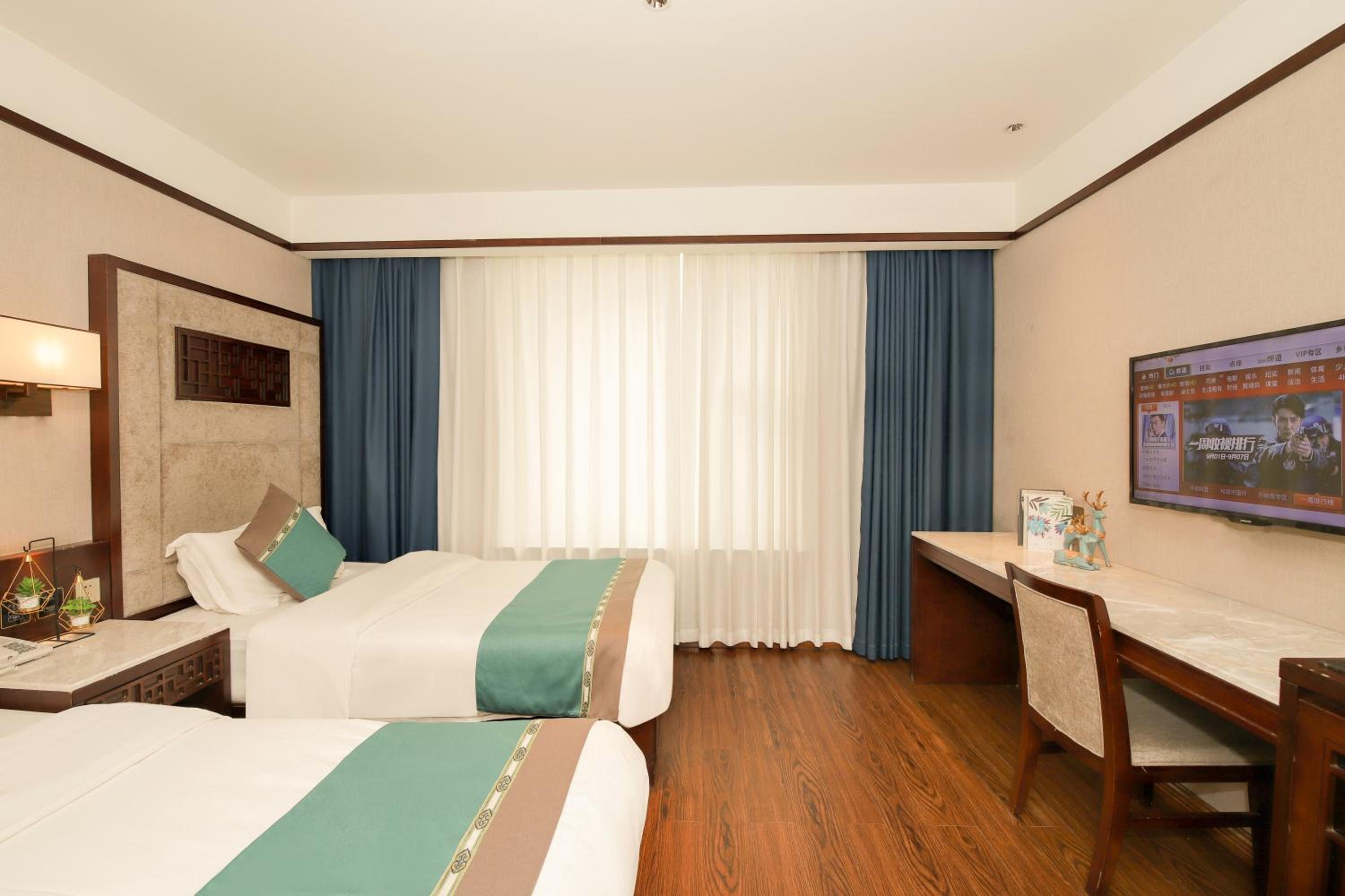 Elegant Twin Room photo 3
