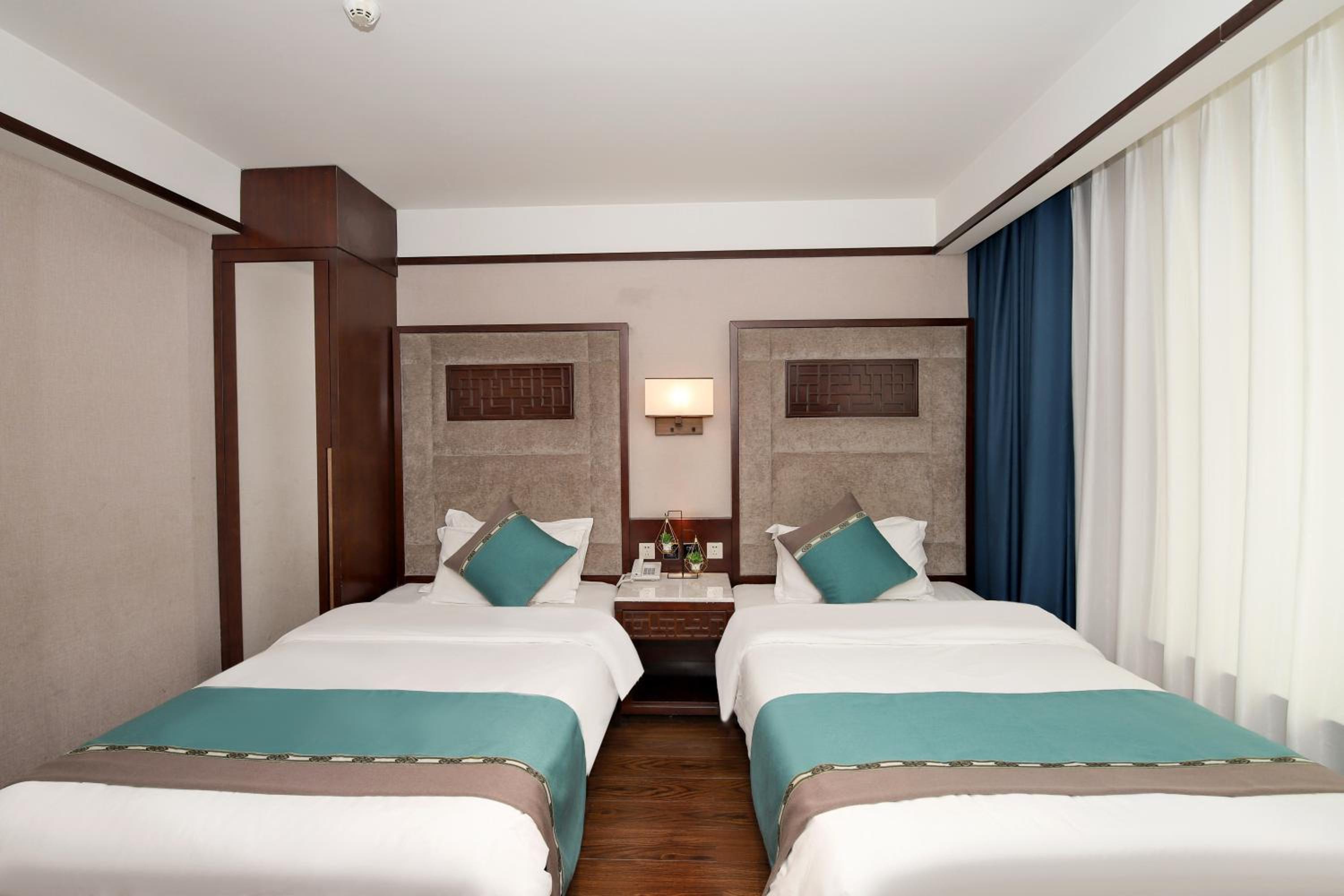 Elegant Twin Room photo 2