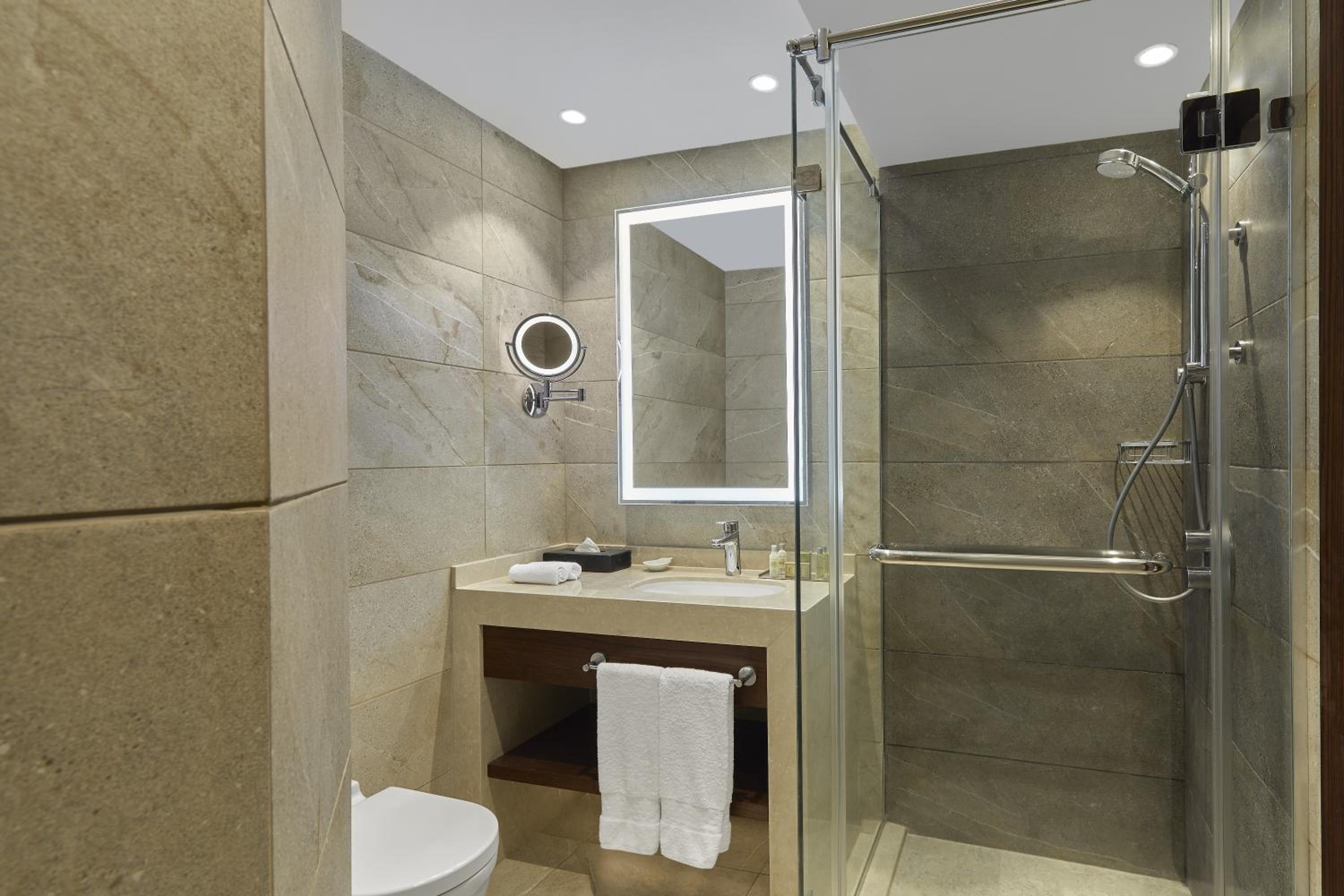 Deluxe Twin Room with Nile View thumbnail 6