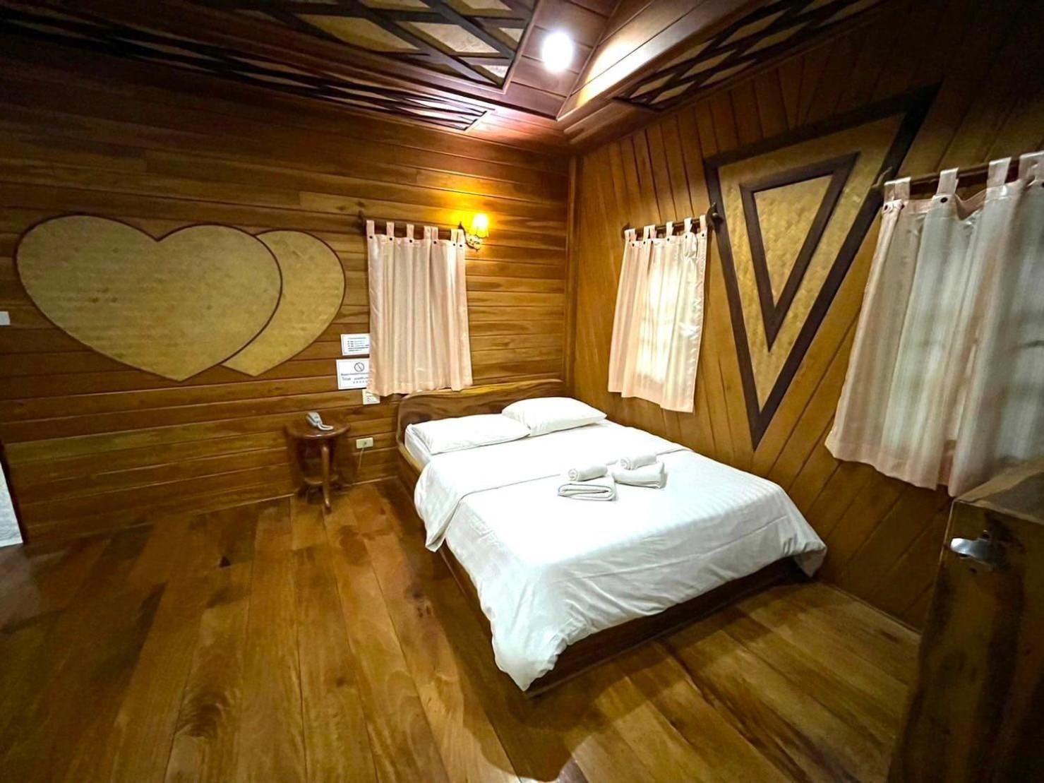 Queen Room with Balcony - Photo 1