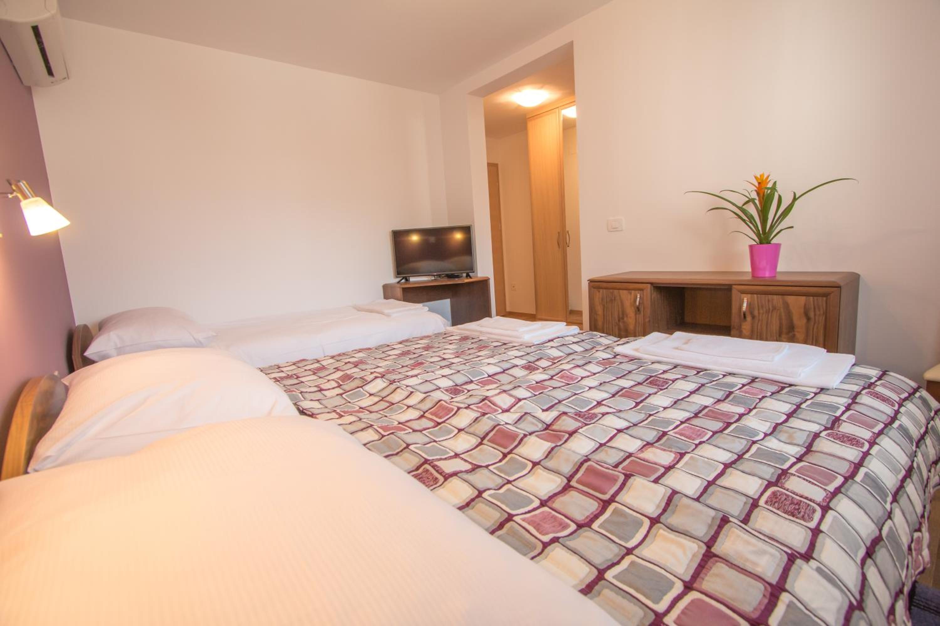 Double Room with Extra Bed - Photo 3
