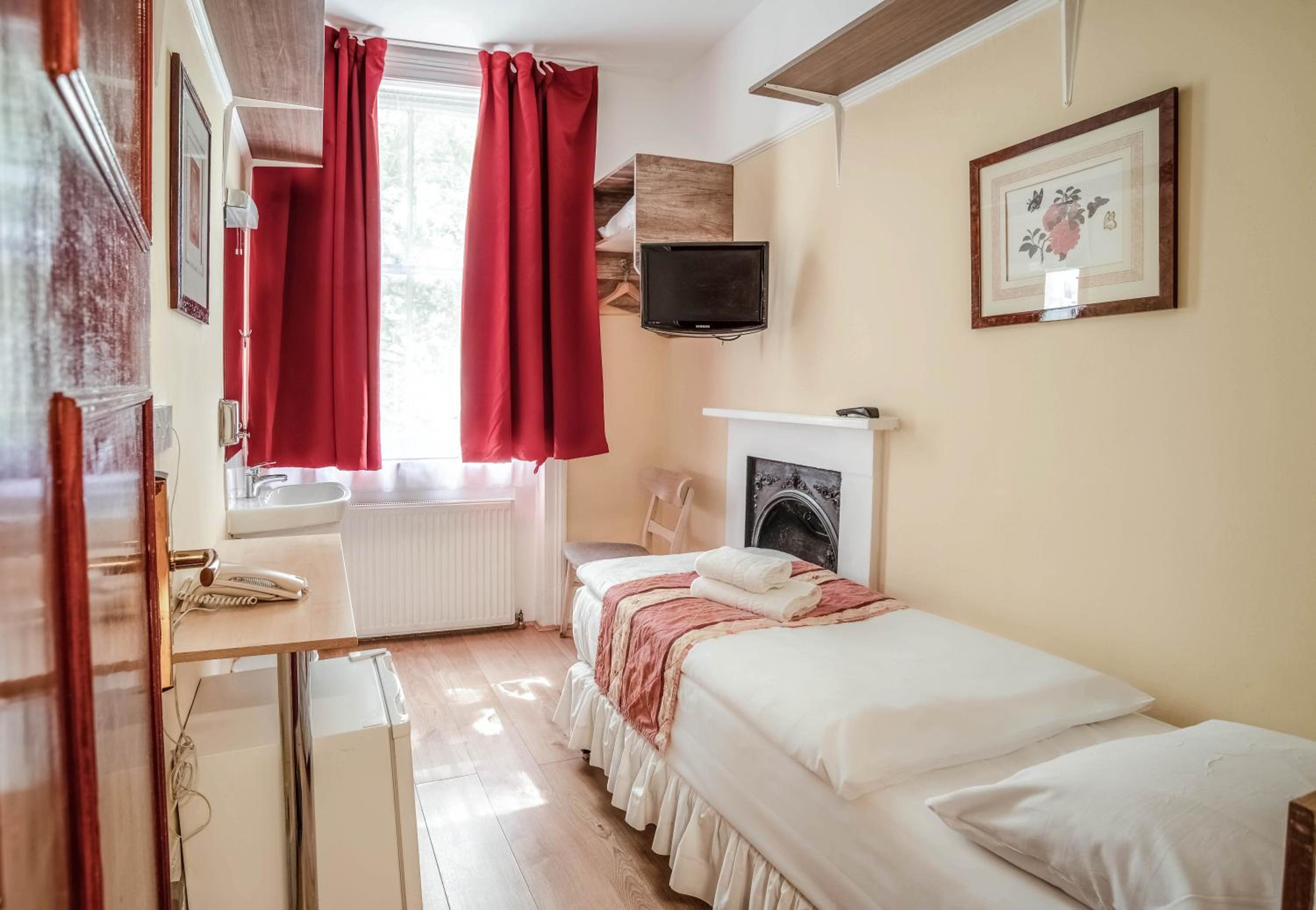 Single Room with Shared Bathroom photo 3