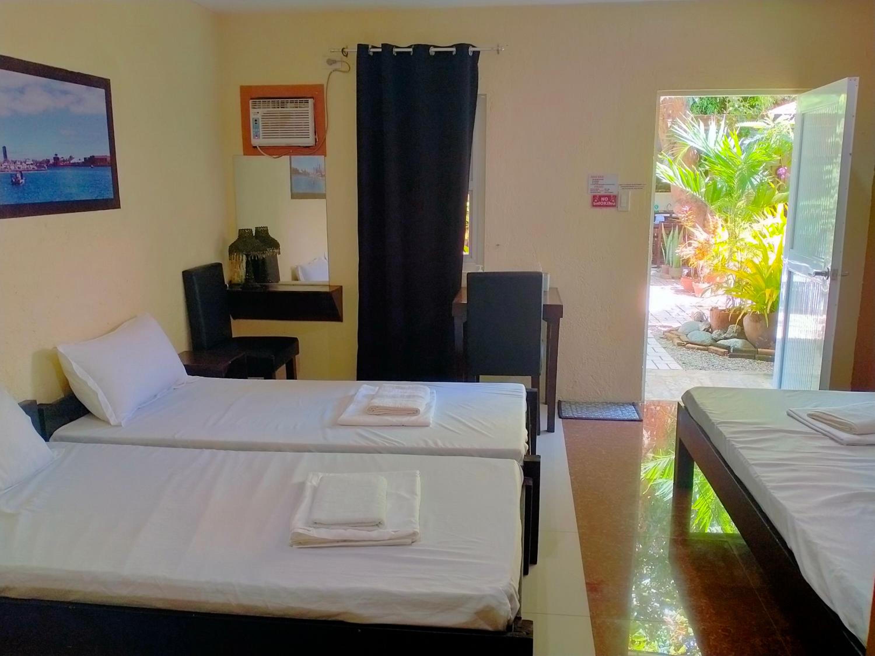 Deluxe Family Suite - Photo 7