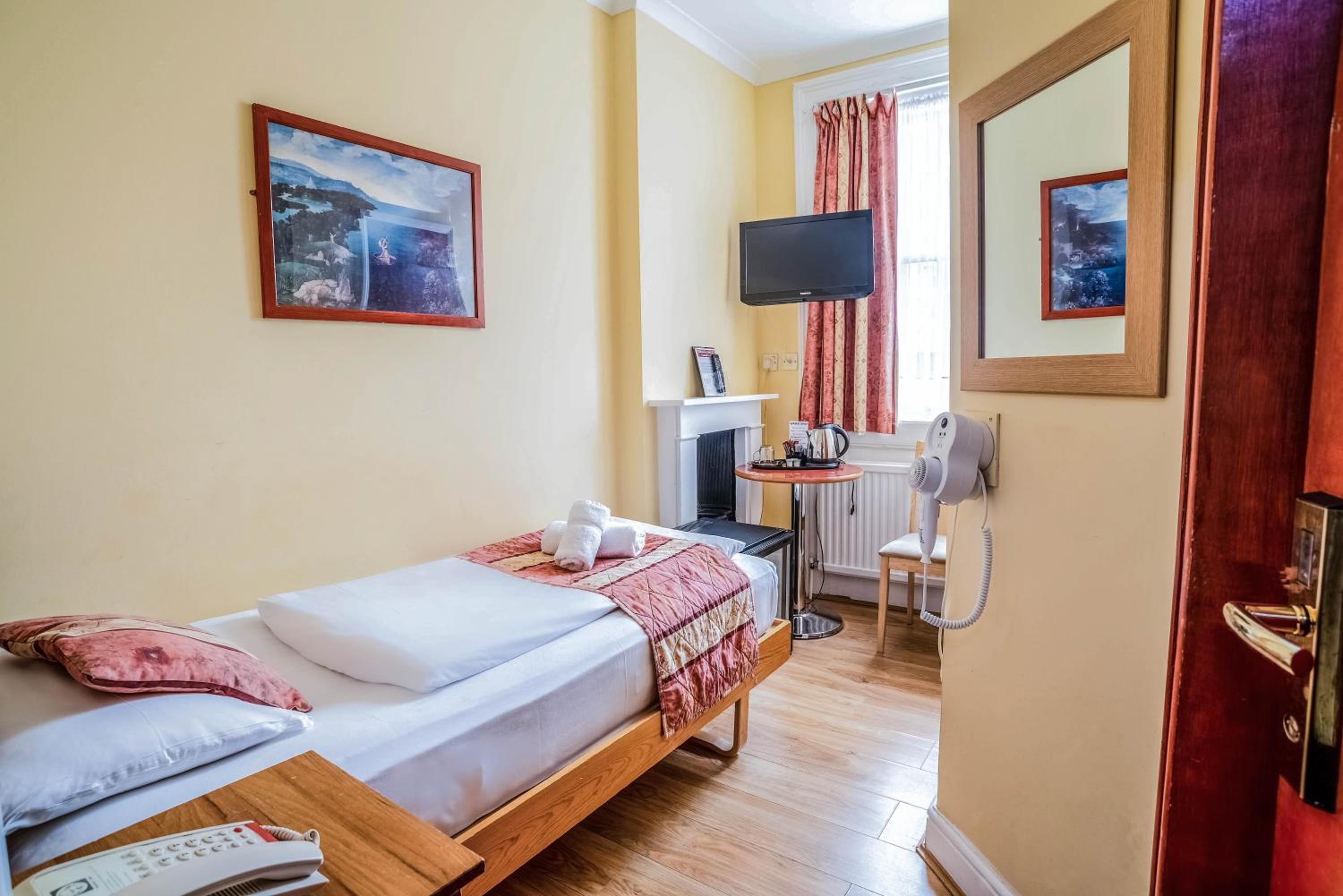 Single Room photo 2