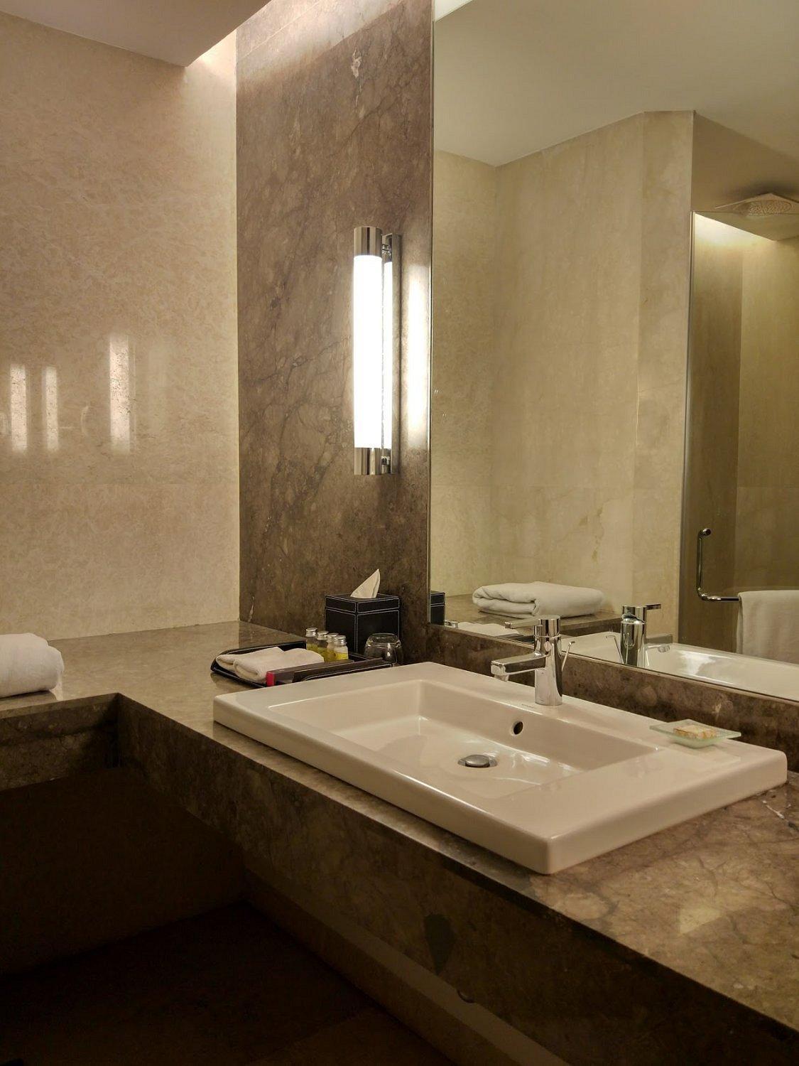Standard King Room with omplimentary Welcome Drink & Chef's Amenities on Arrival photo 2
