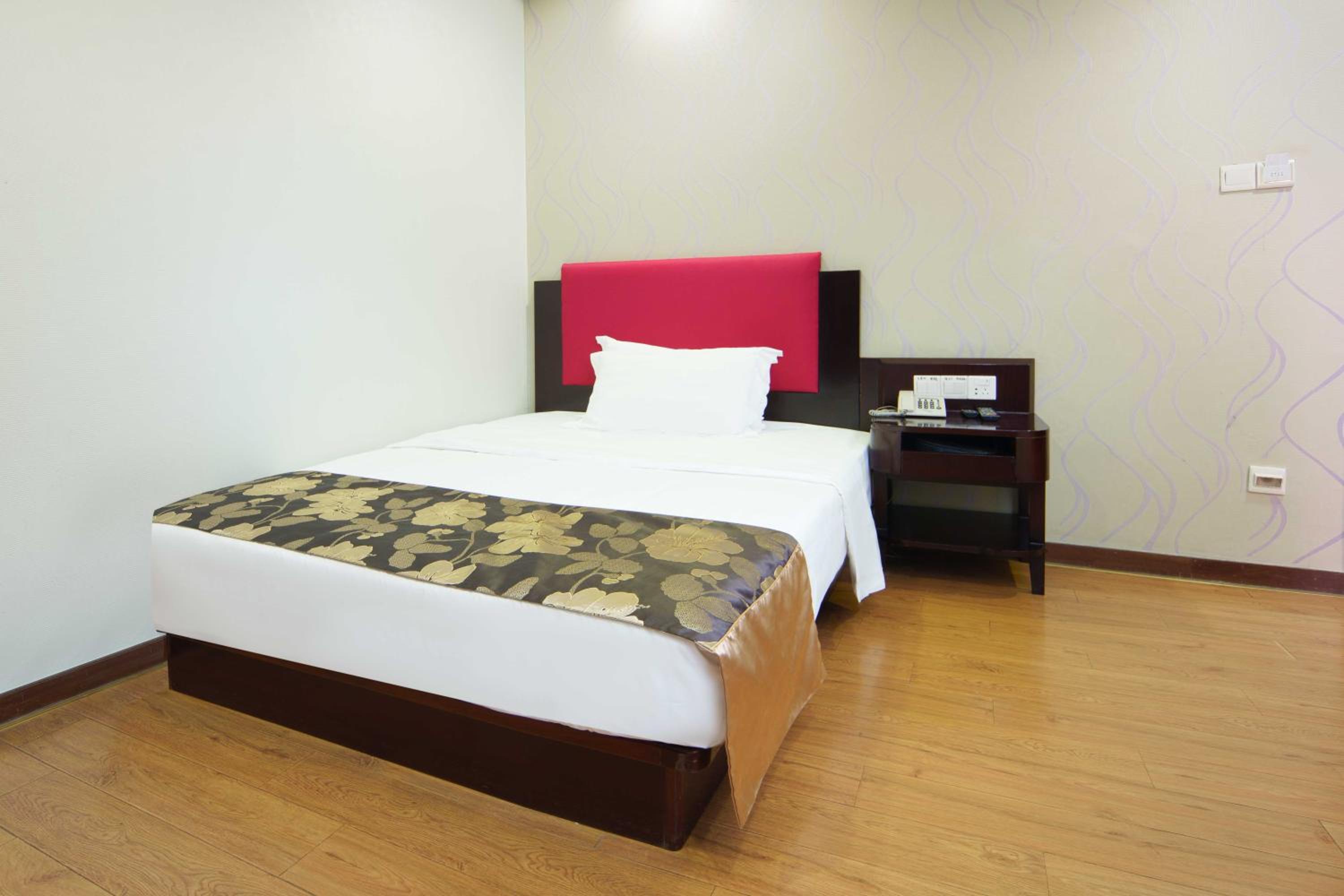Queen Room photo 2