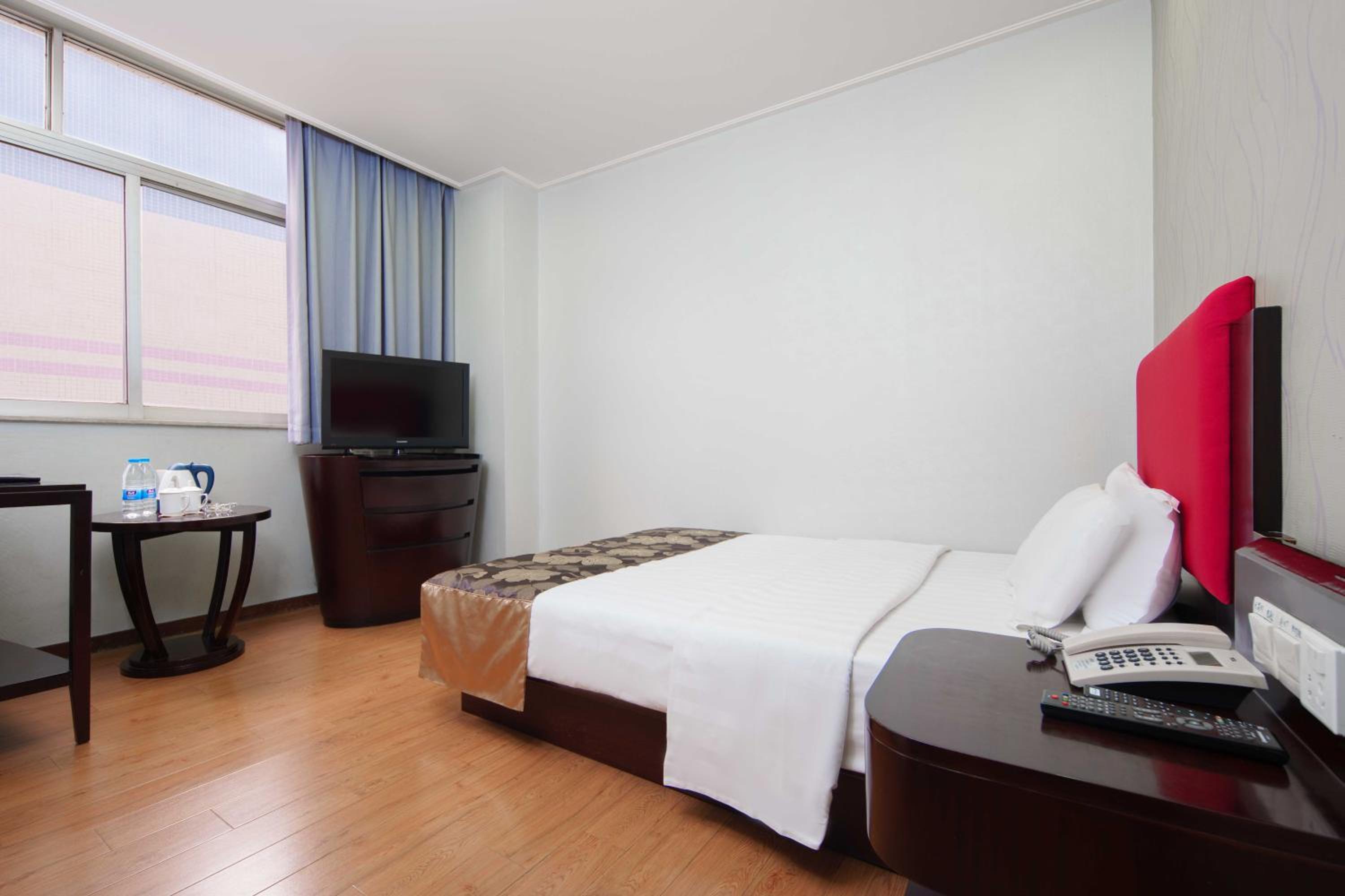 Queen Room photo 1