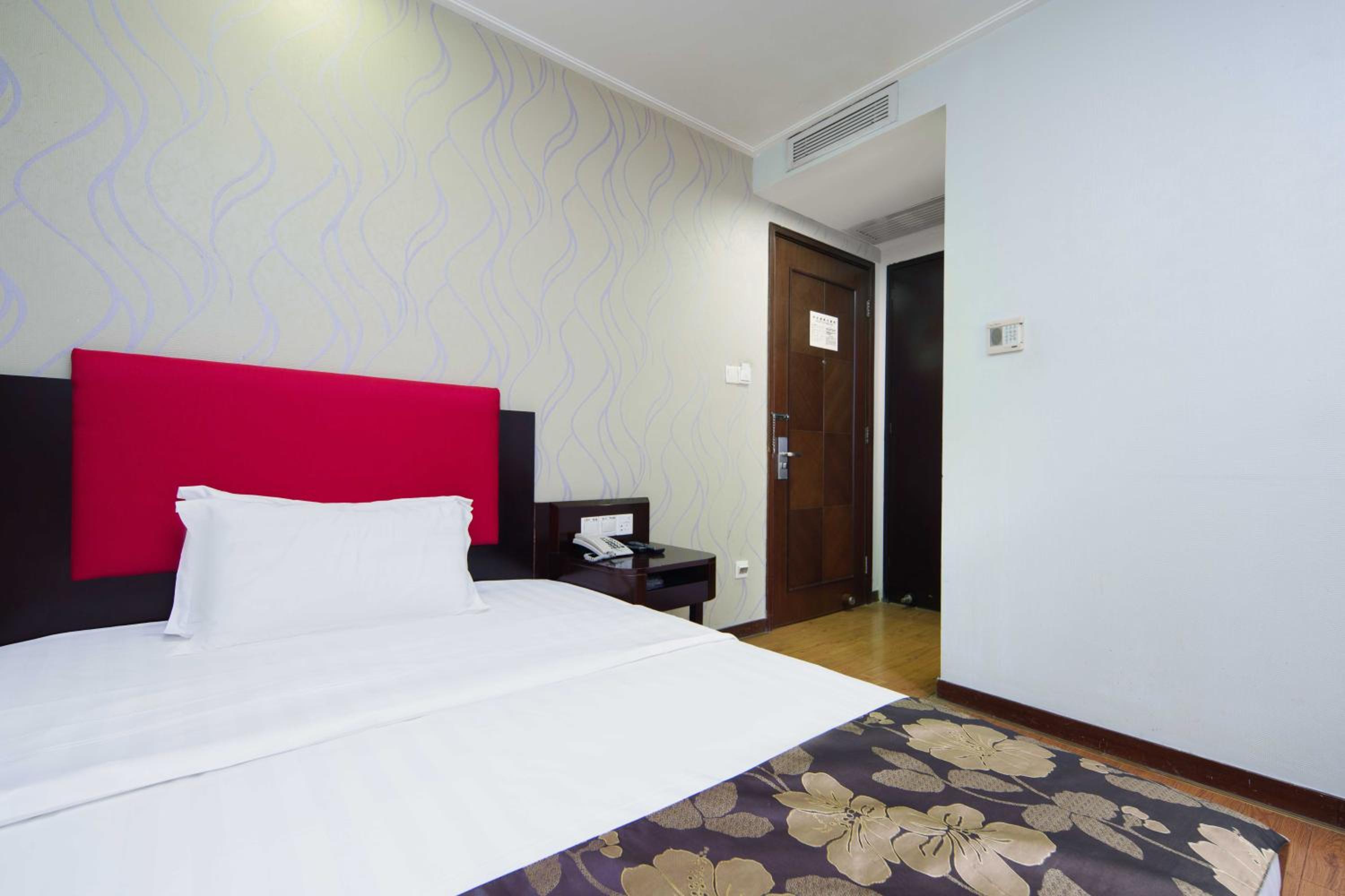 Queen Room photo 3