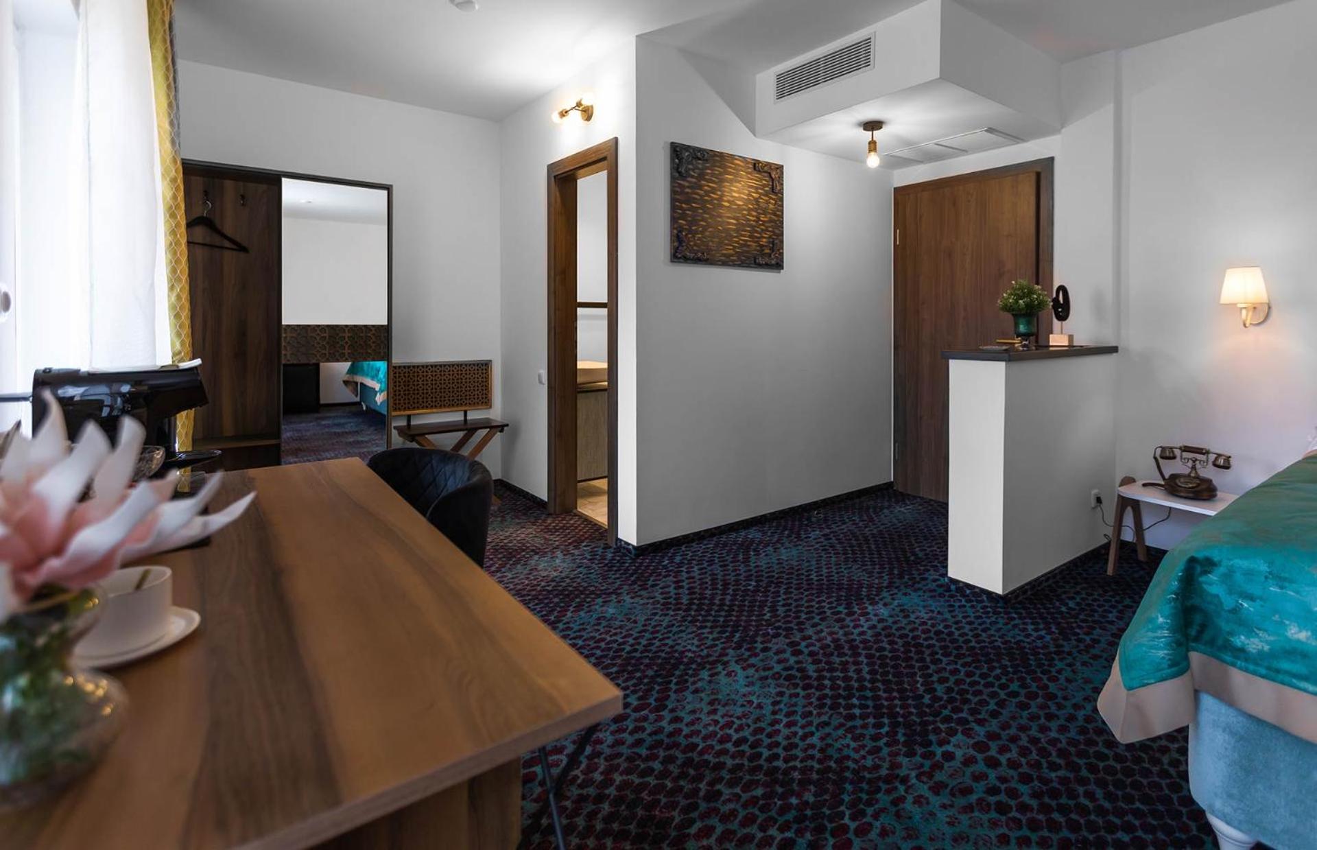 Deluxe Double Room with Balcony photo 3