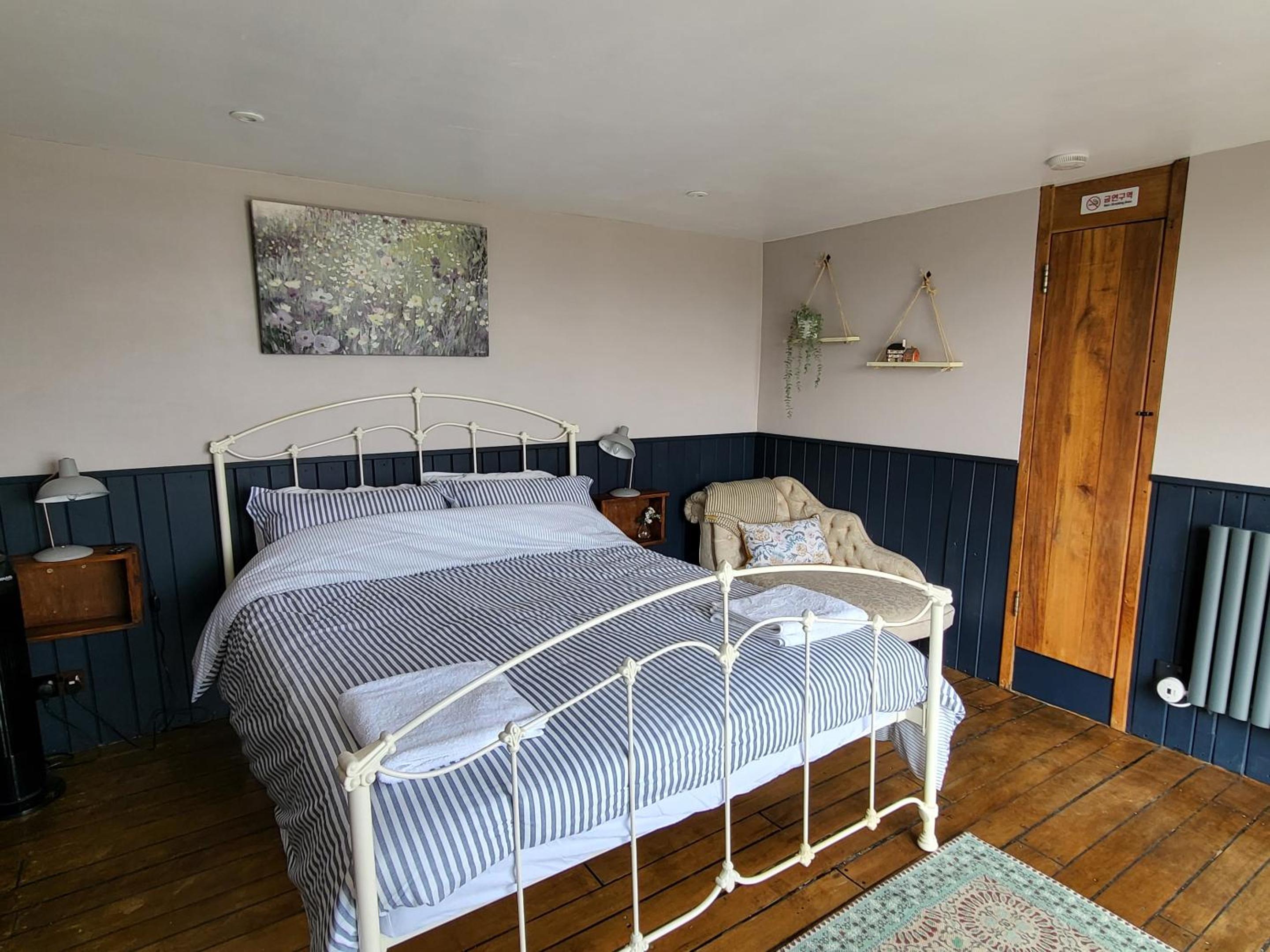 Double Room with Private Bathroom - Photo 8