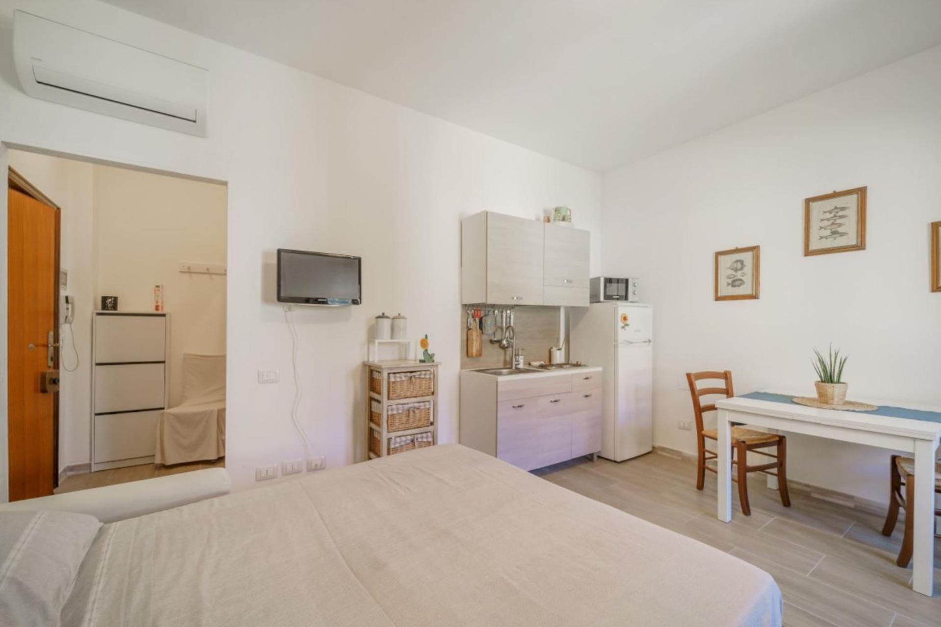 One-Bedroom Apartment photo 1