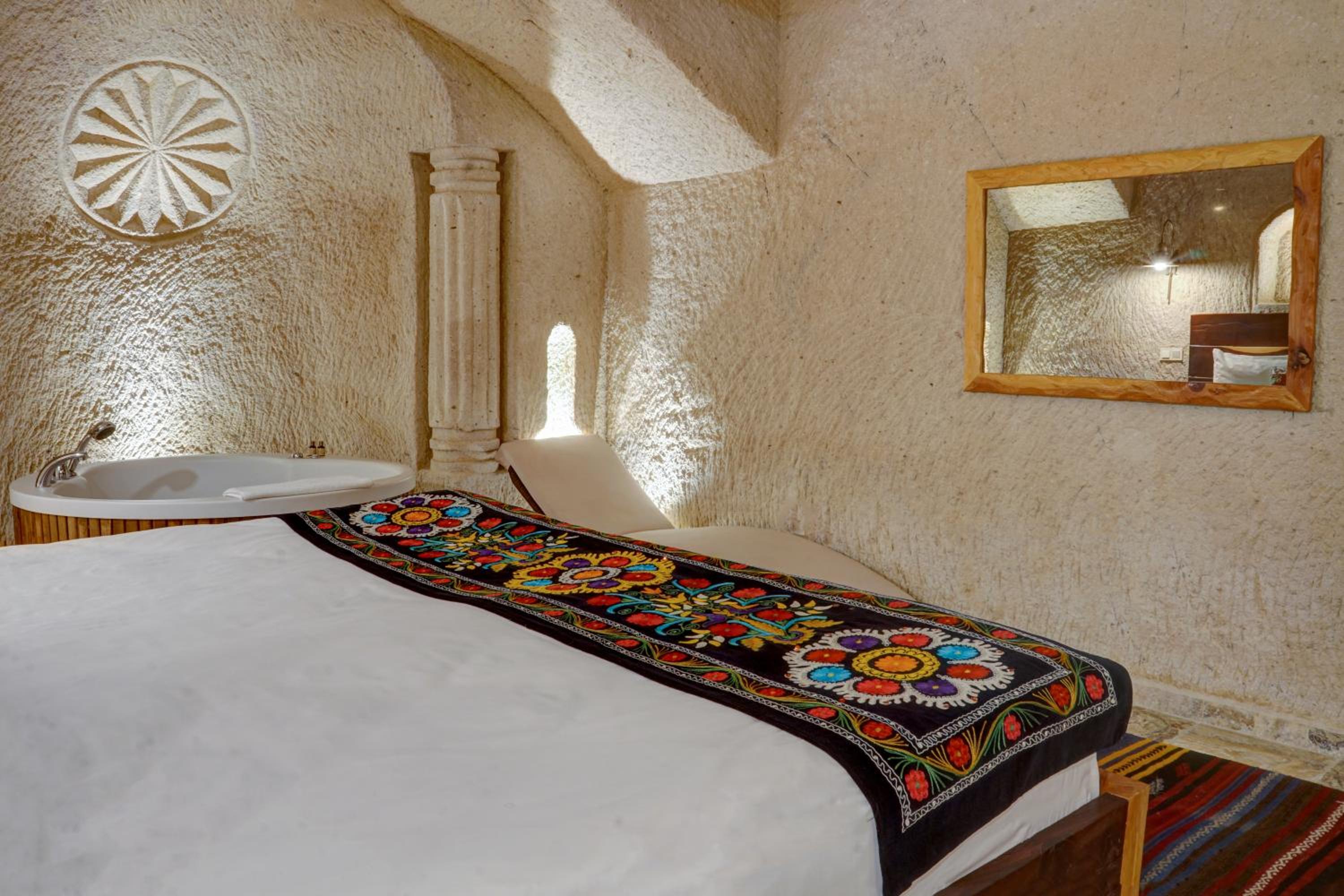 Executive Cave Suite - Photo 4