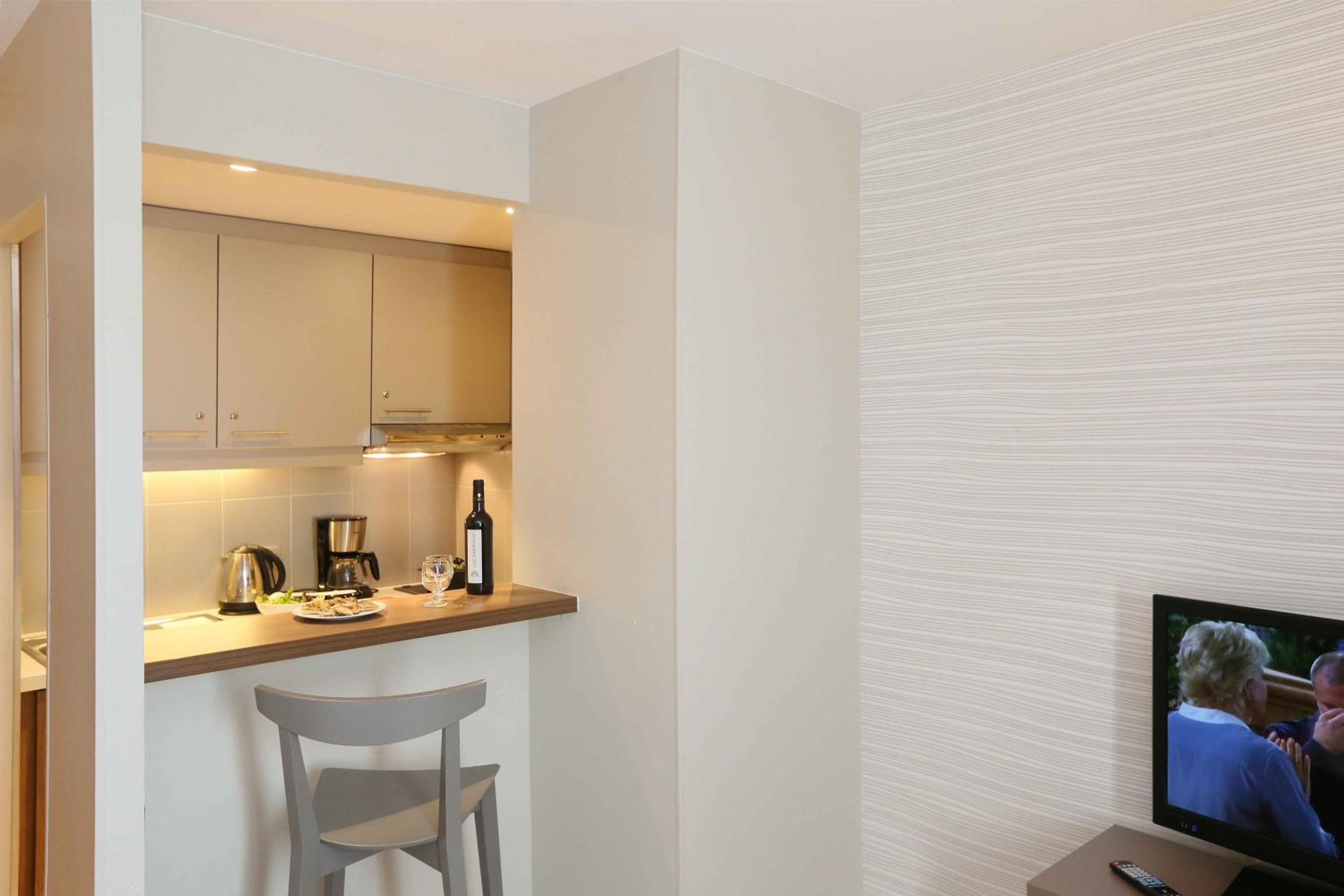 Two-Bedroom Superior Apartment - Photo 2