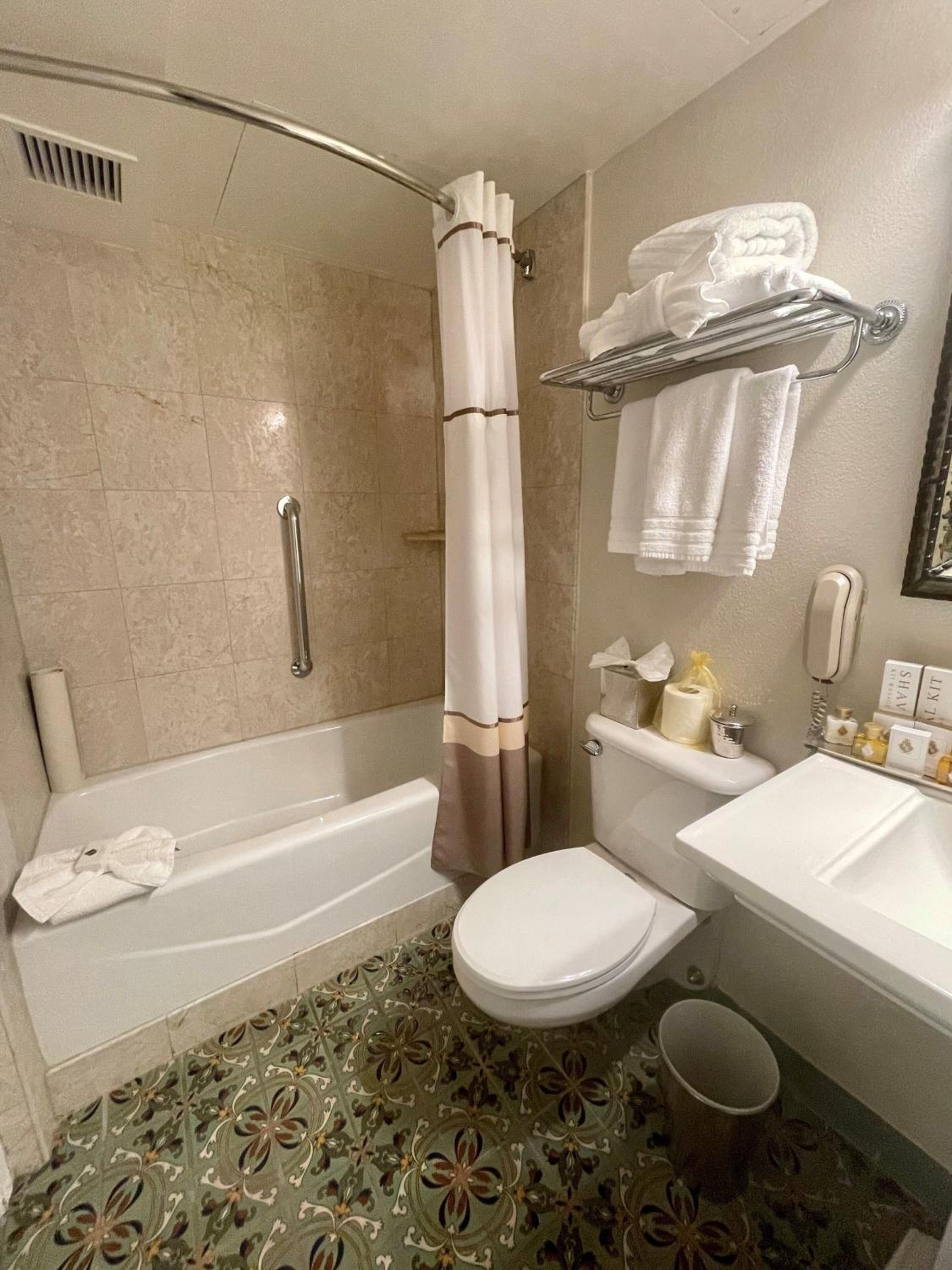 Glenwood Queen Room with Two Queen Beds - Photo 4
