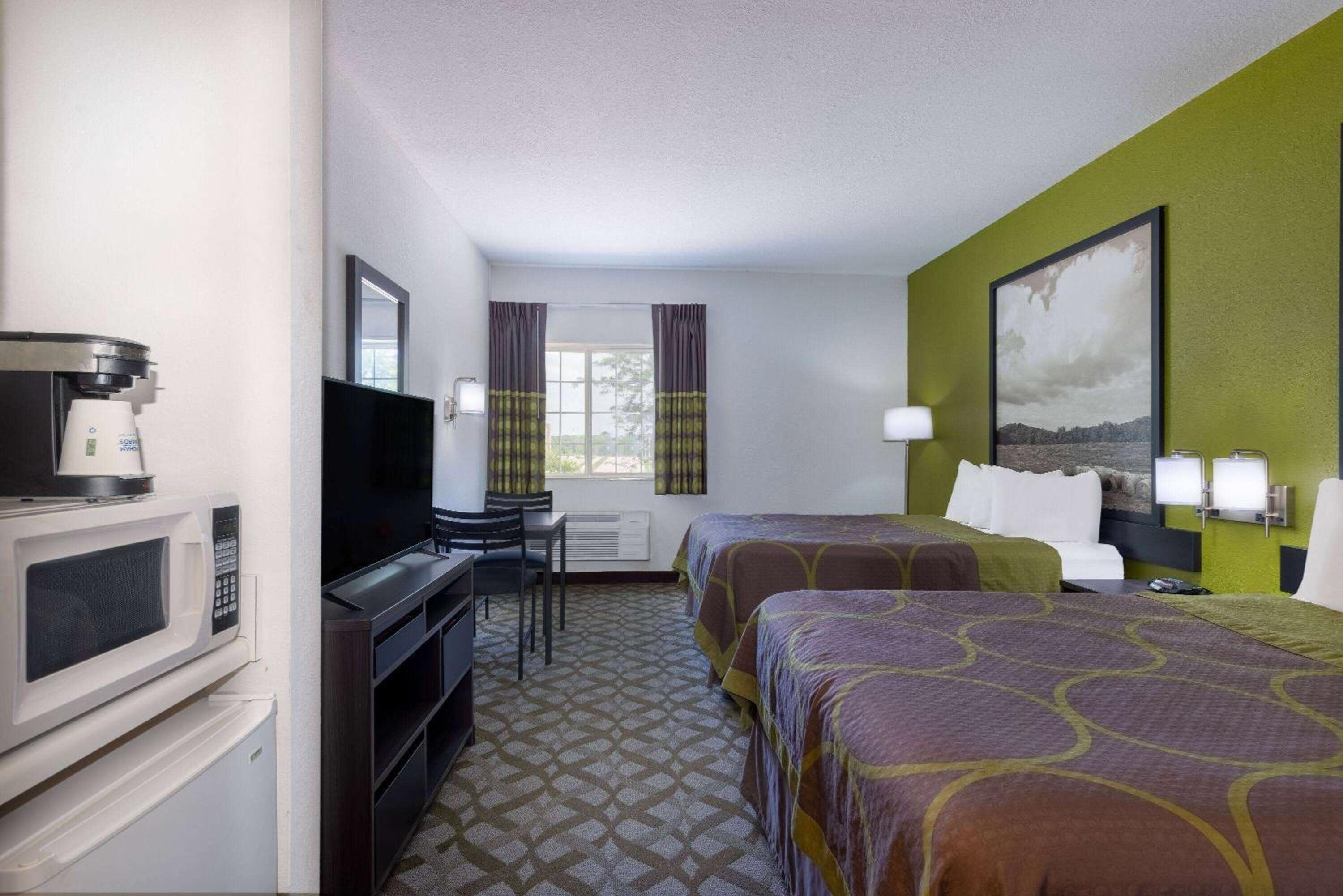 Queen Room with Two Queen Beds - Non-Smoking - Photo 4