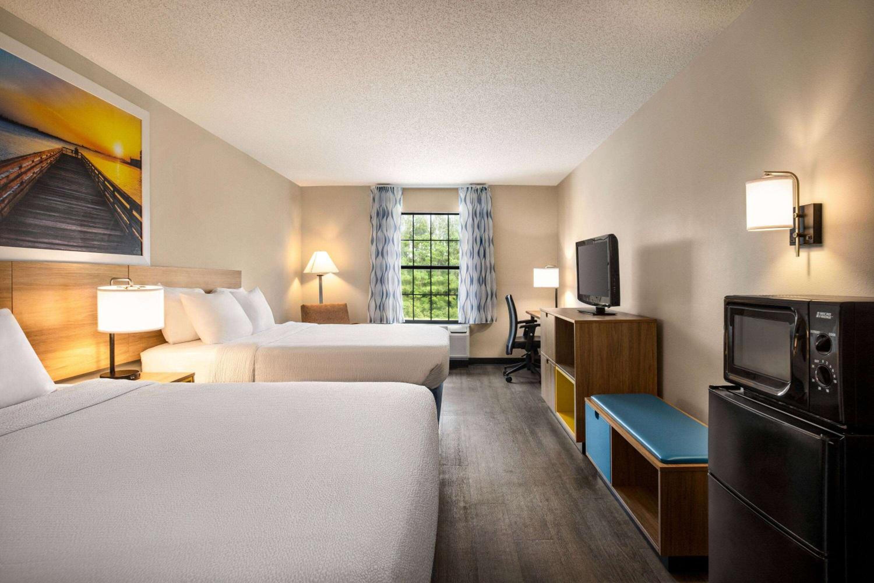 Queen Room with Two Queen Beds - Non-Smoking - Photo 6