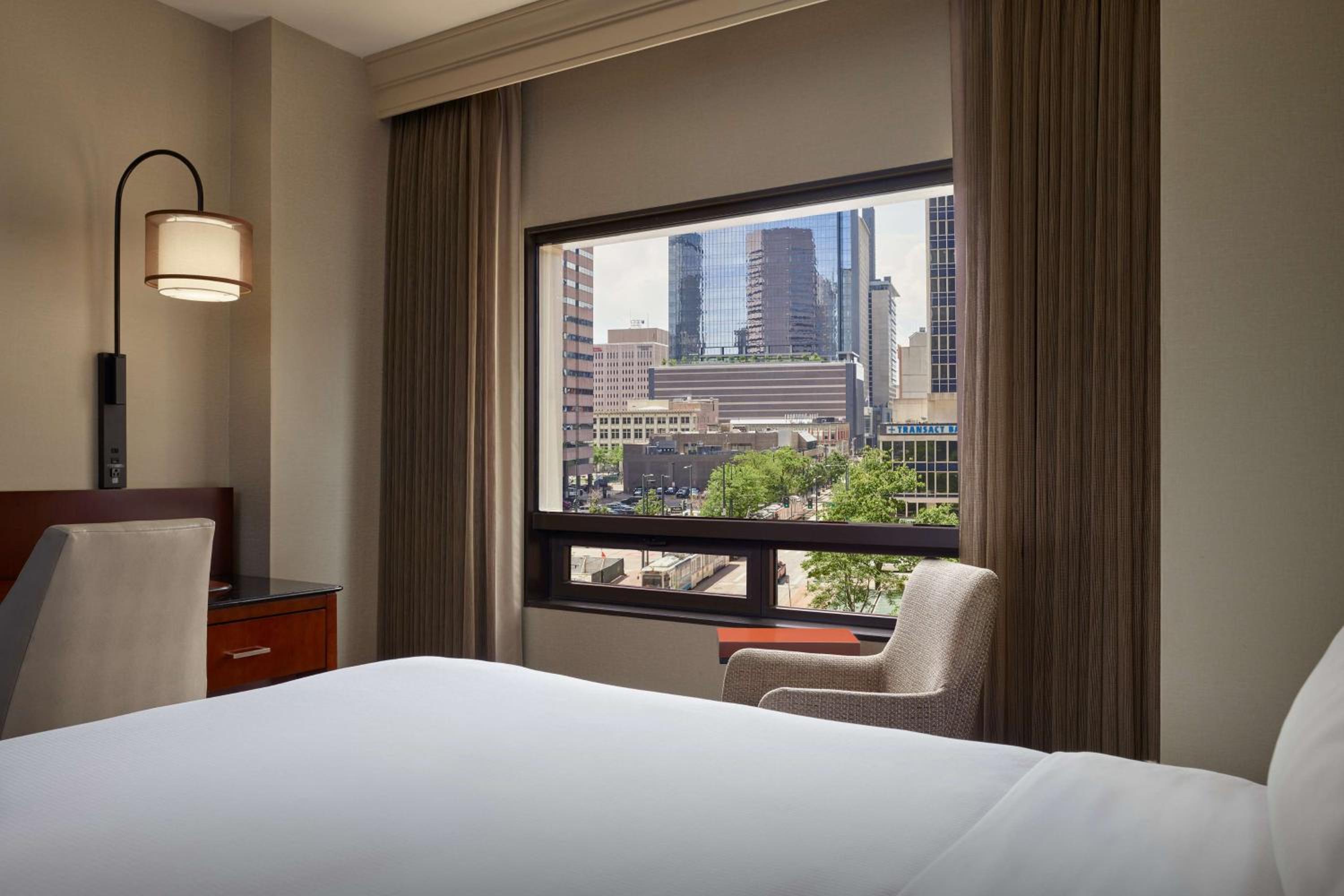 Queen Guestroom with Two Queen Beds and City View - High Floor - Photo 7