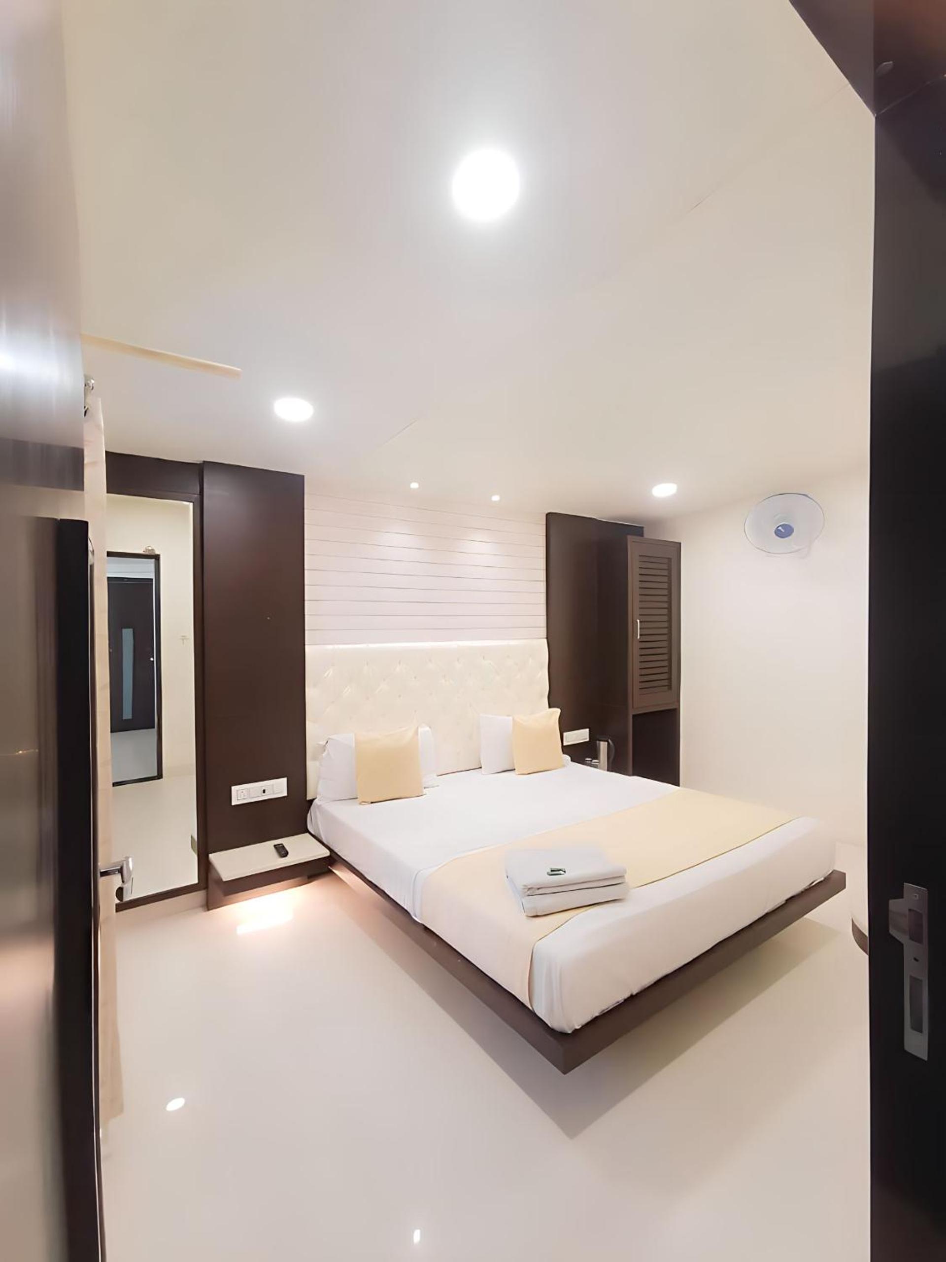 Queen Room with Shared Bathroom