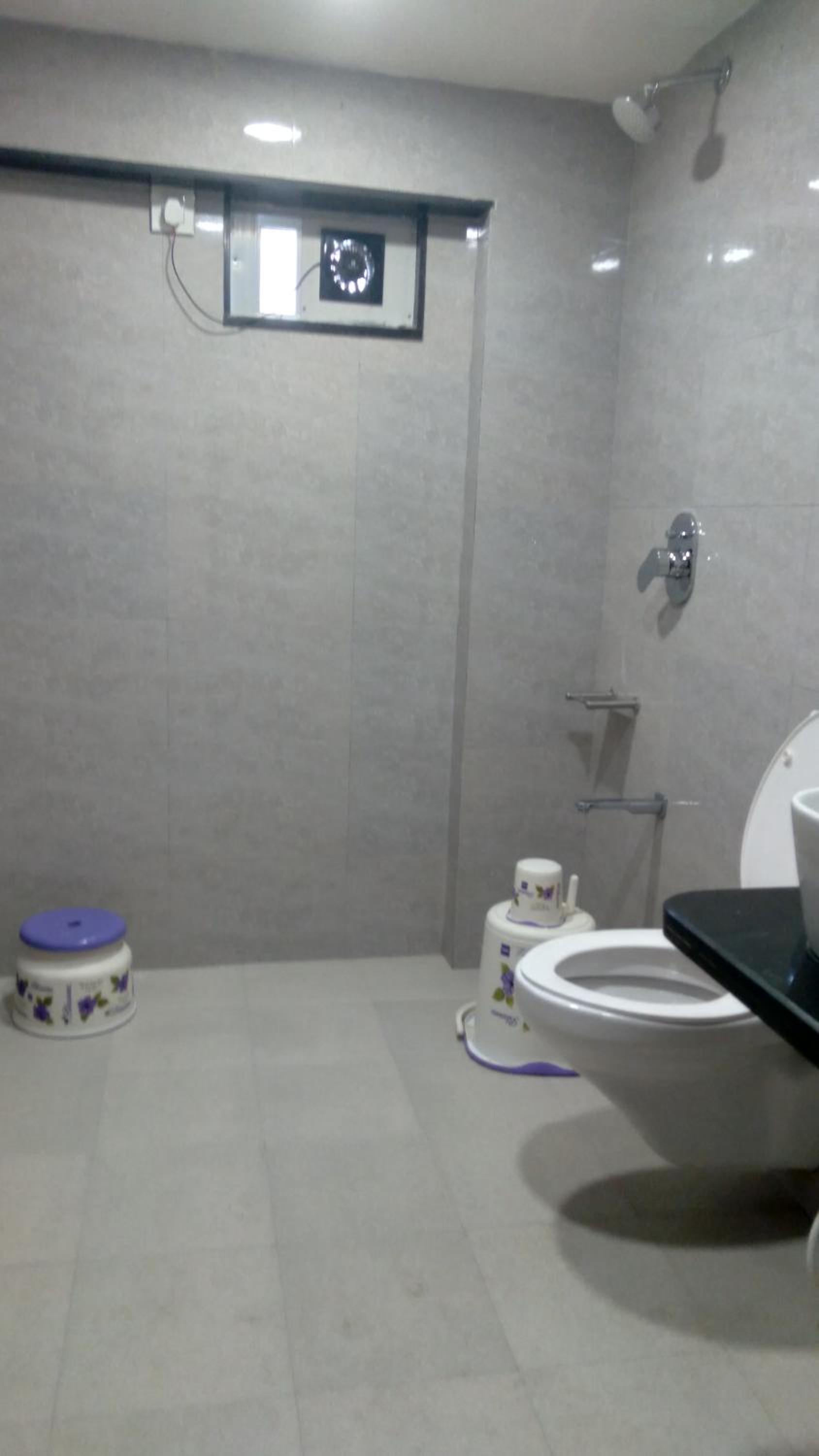 Queen Room with Shared Bathroom photo 2