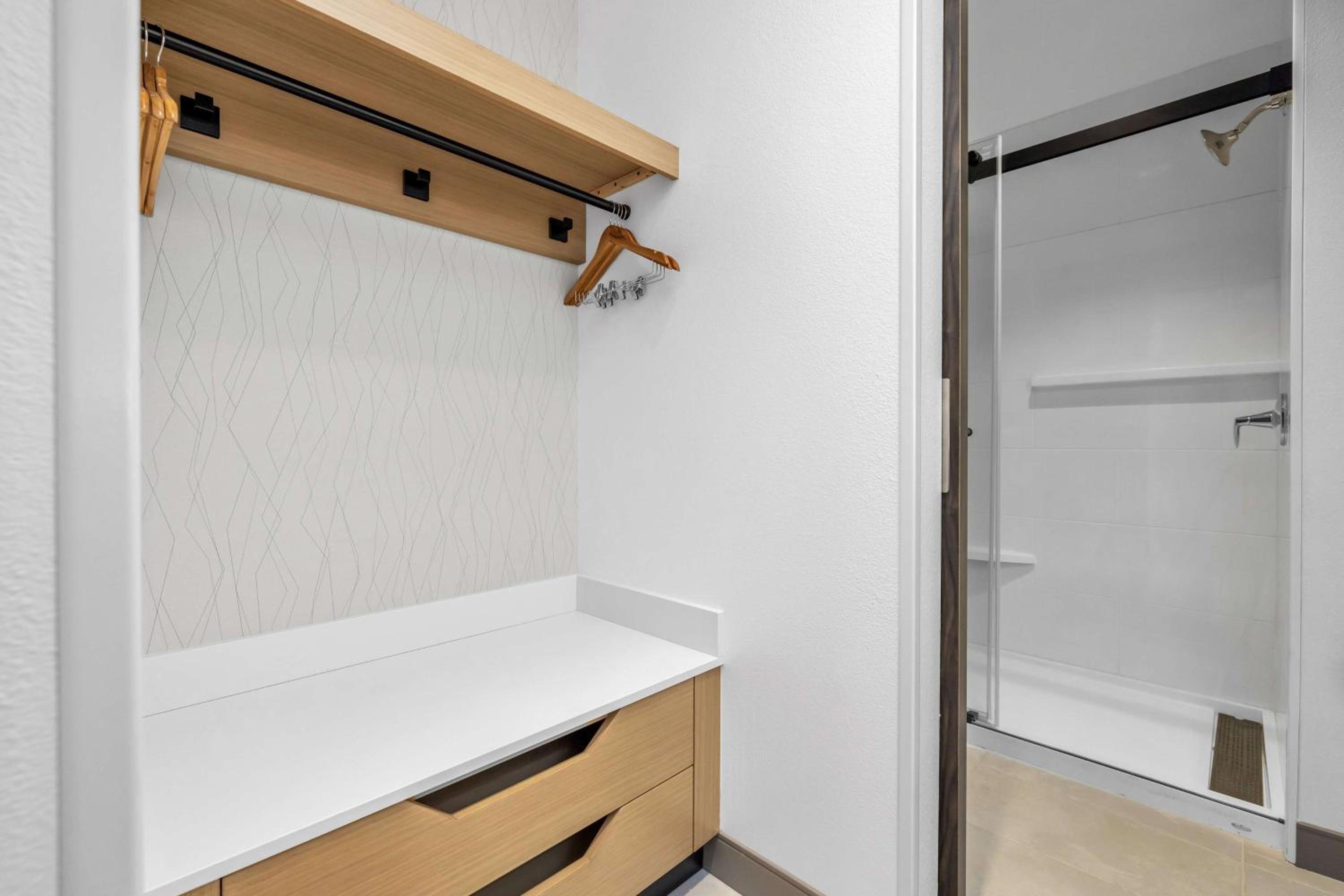 King Room - Non-Smoking - Photo 3