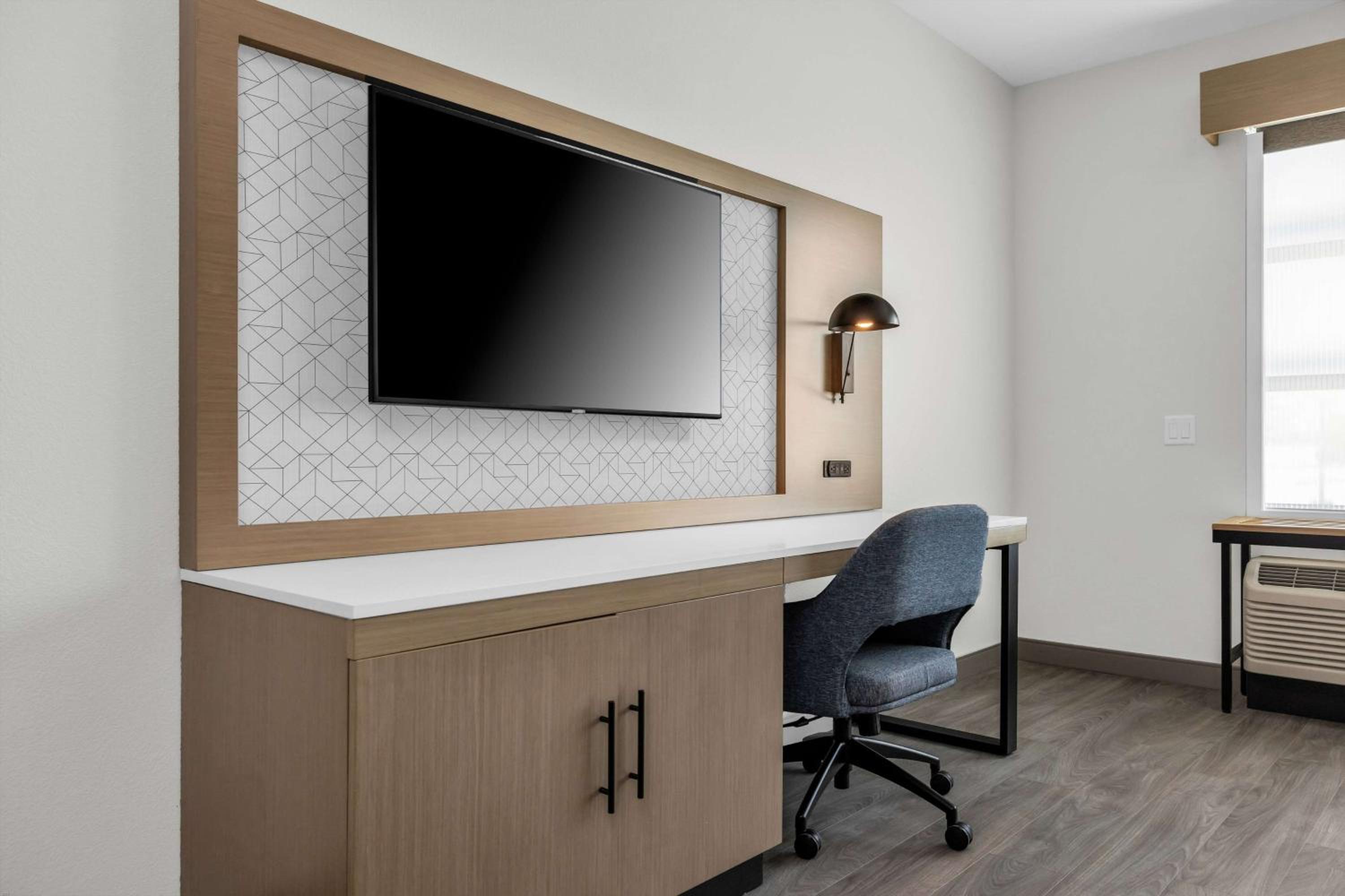 King Room - Non-Smoking - Photo 8