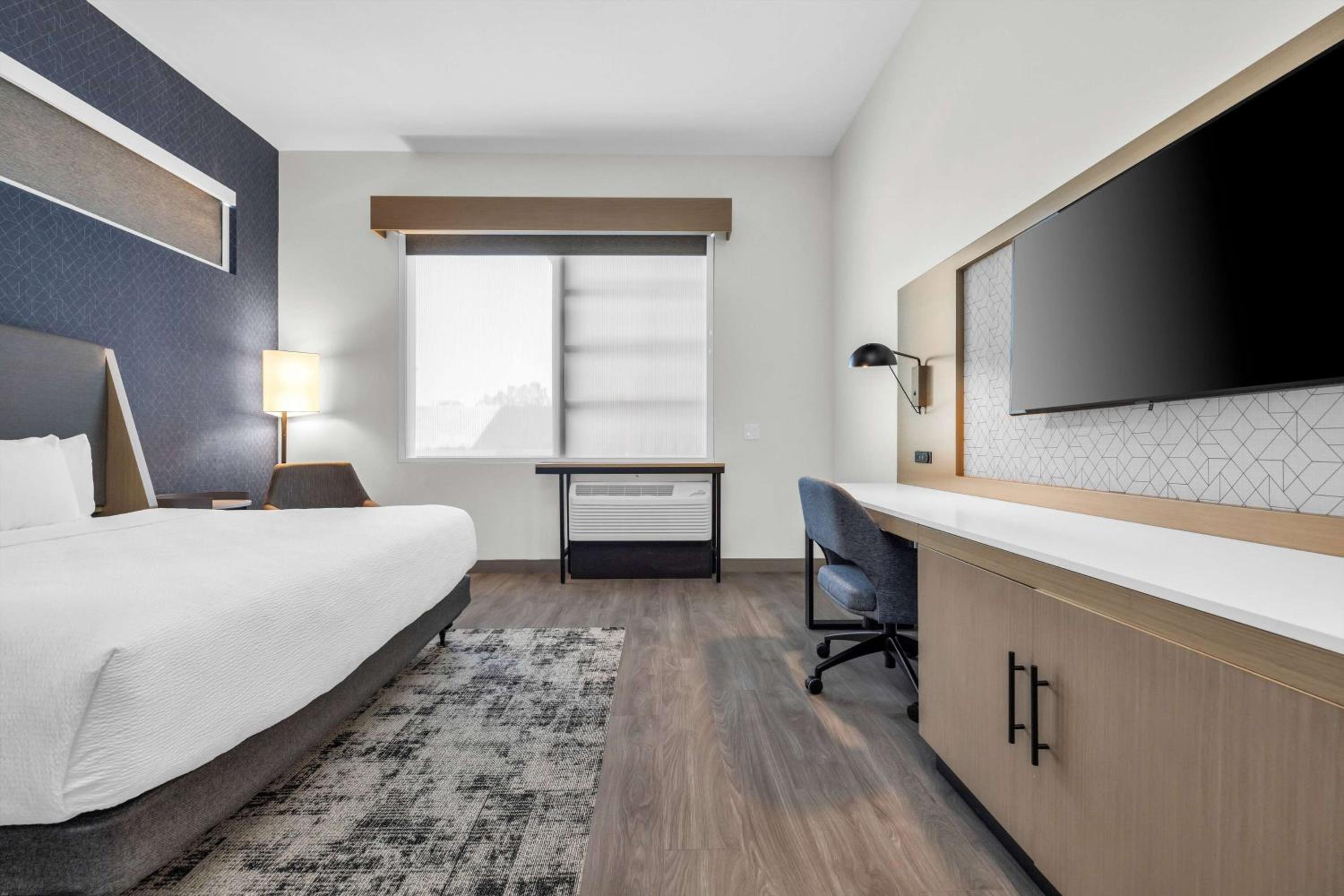 King Room with Mobility Access and Bathtub with Grab Bars, Non-Smoking - Photo 2