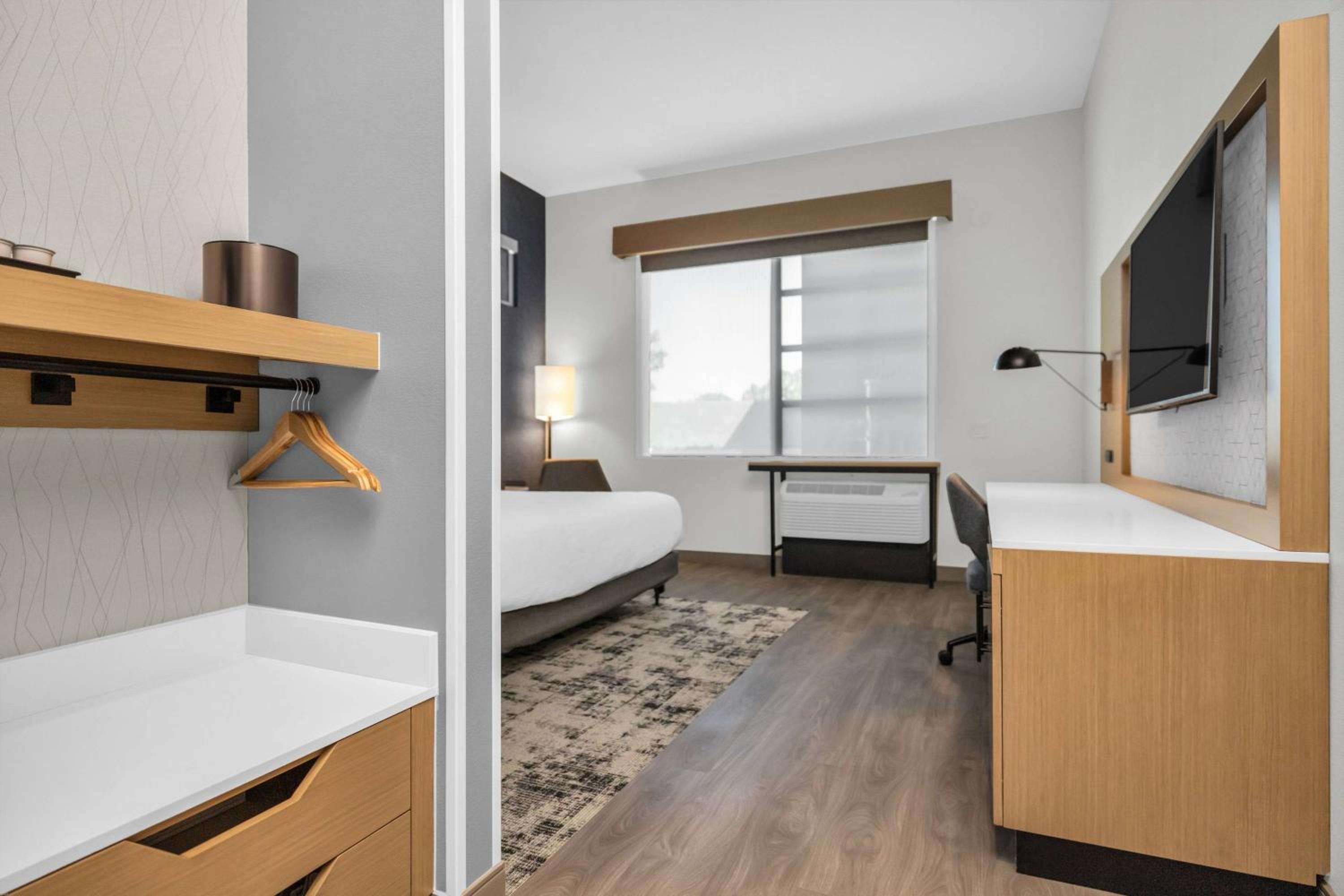 King Room with Roll-in Shower - Mobility Access/Non-Smoking - Photo 6