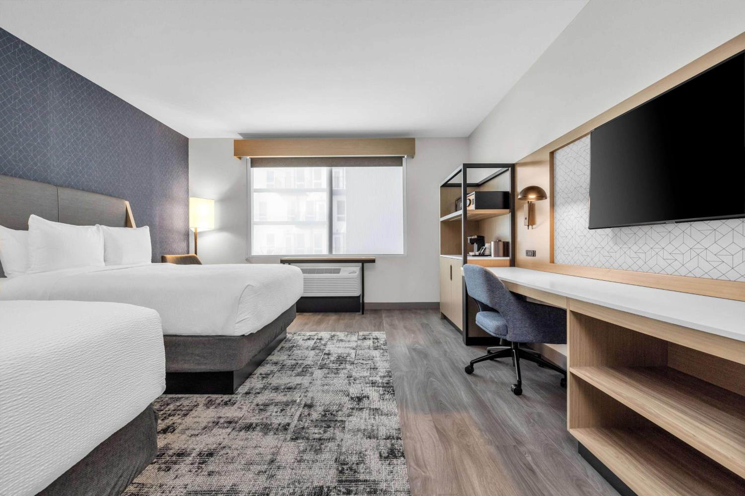 Queen Room with Two Queen Beds - Non-Smoking - Photo 6