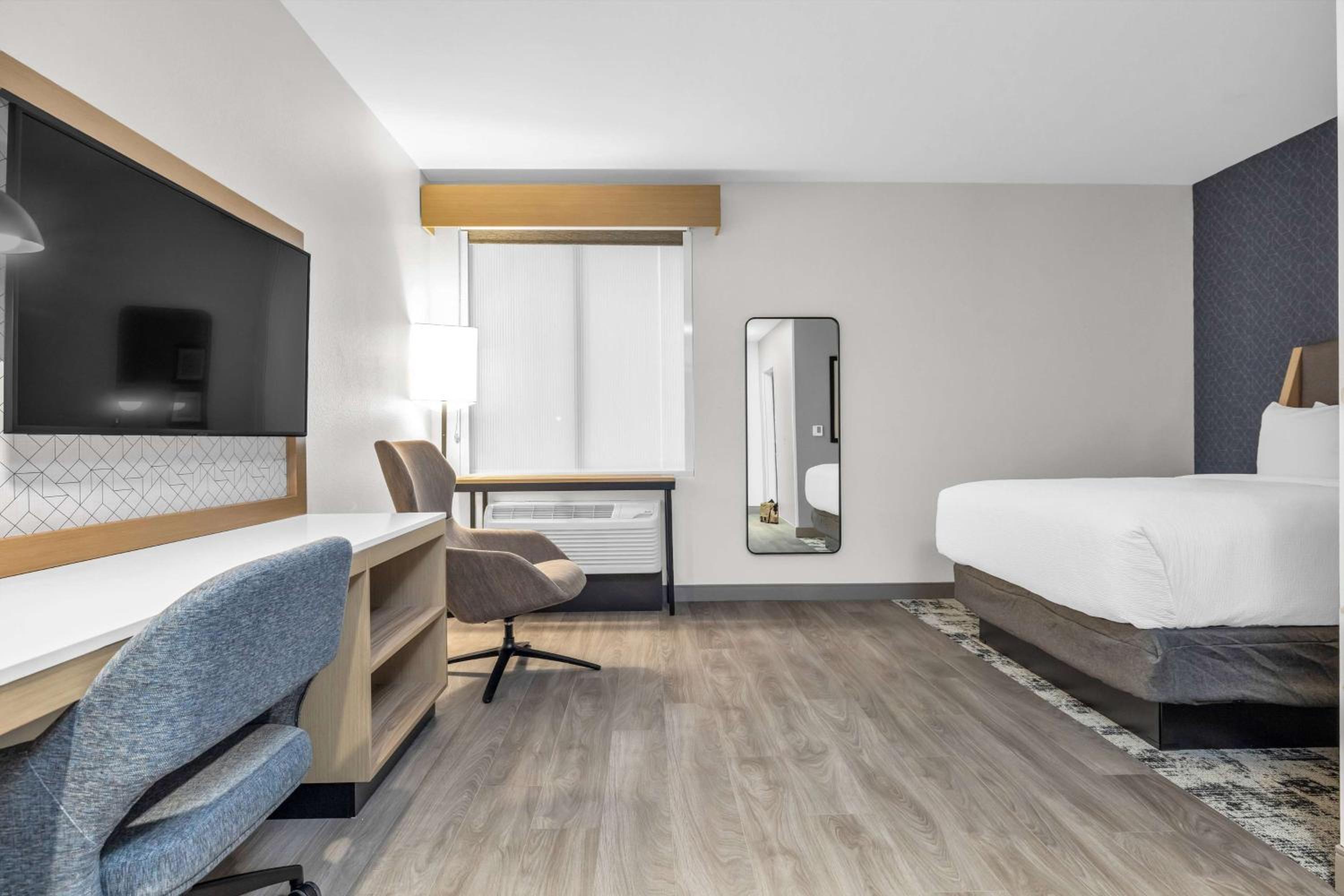 Hearing Accessible Queen Room - Non-Smoking - Photo 1