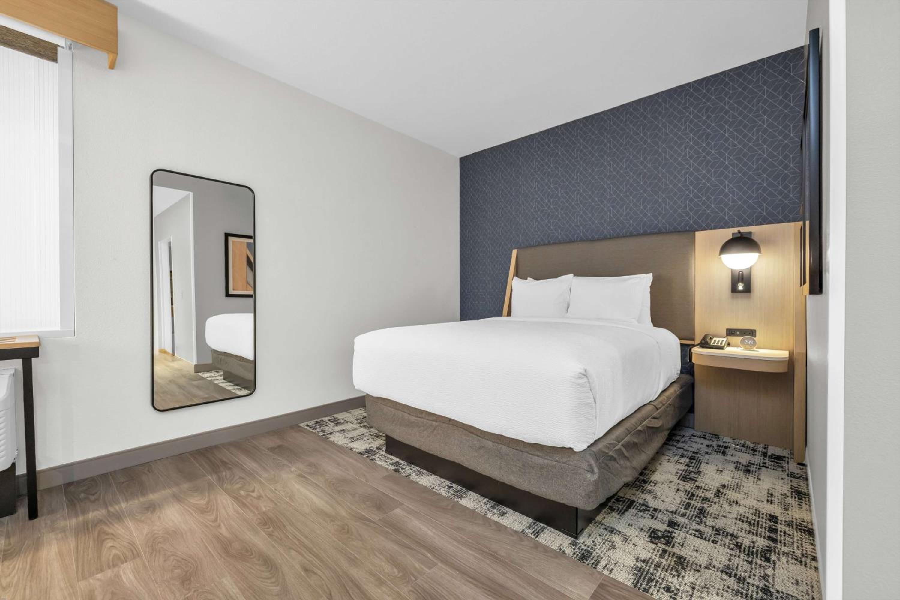 Hearing Accessible Queen Room - Non-Smoking - Photo 2