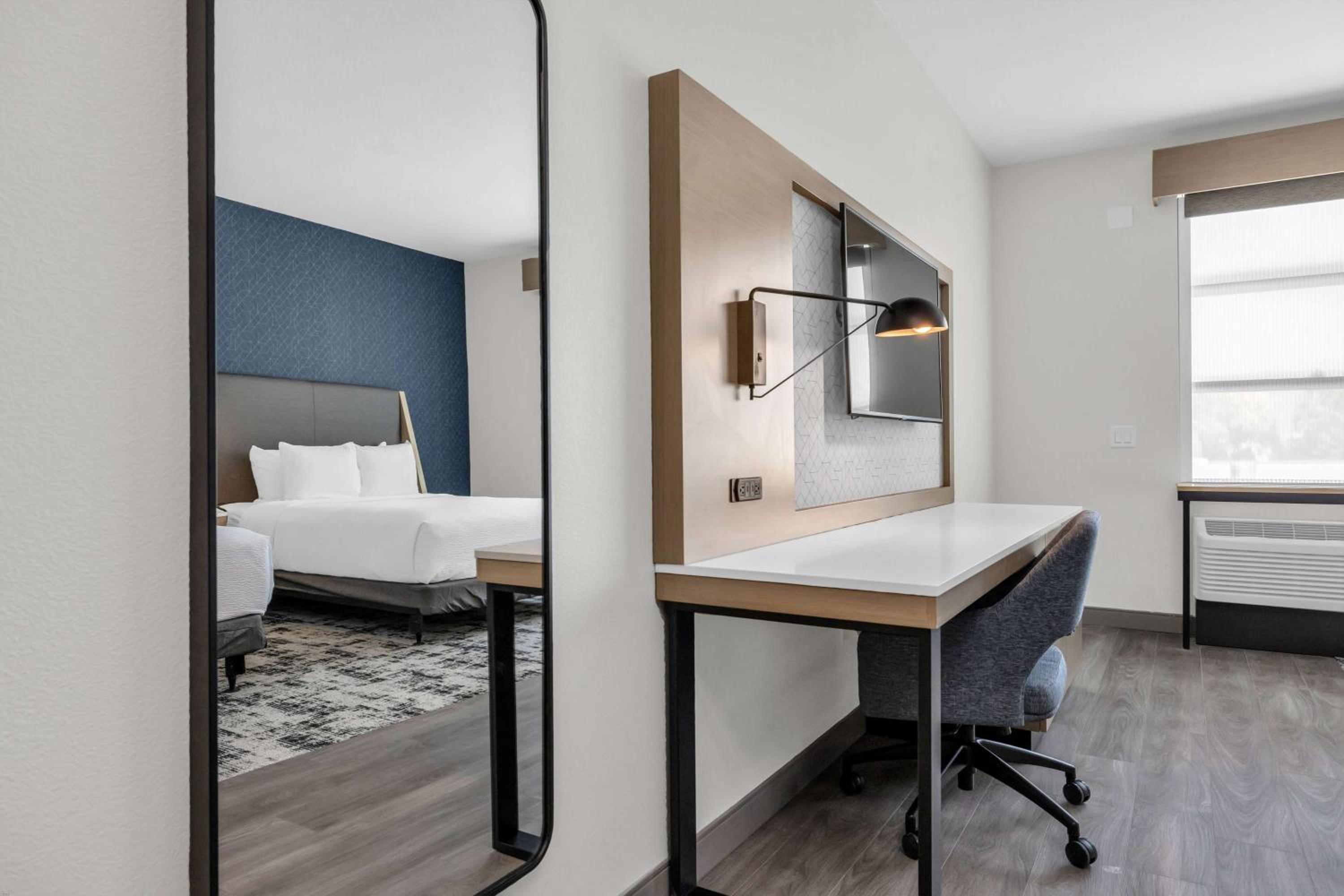 Queen Room with Tow Queen Beds, Mobility Access and Bathtub with Grab Bars, Non-Smoking - Photo 3