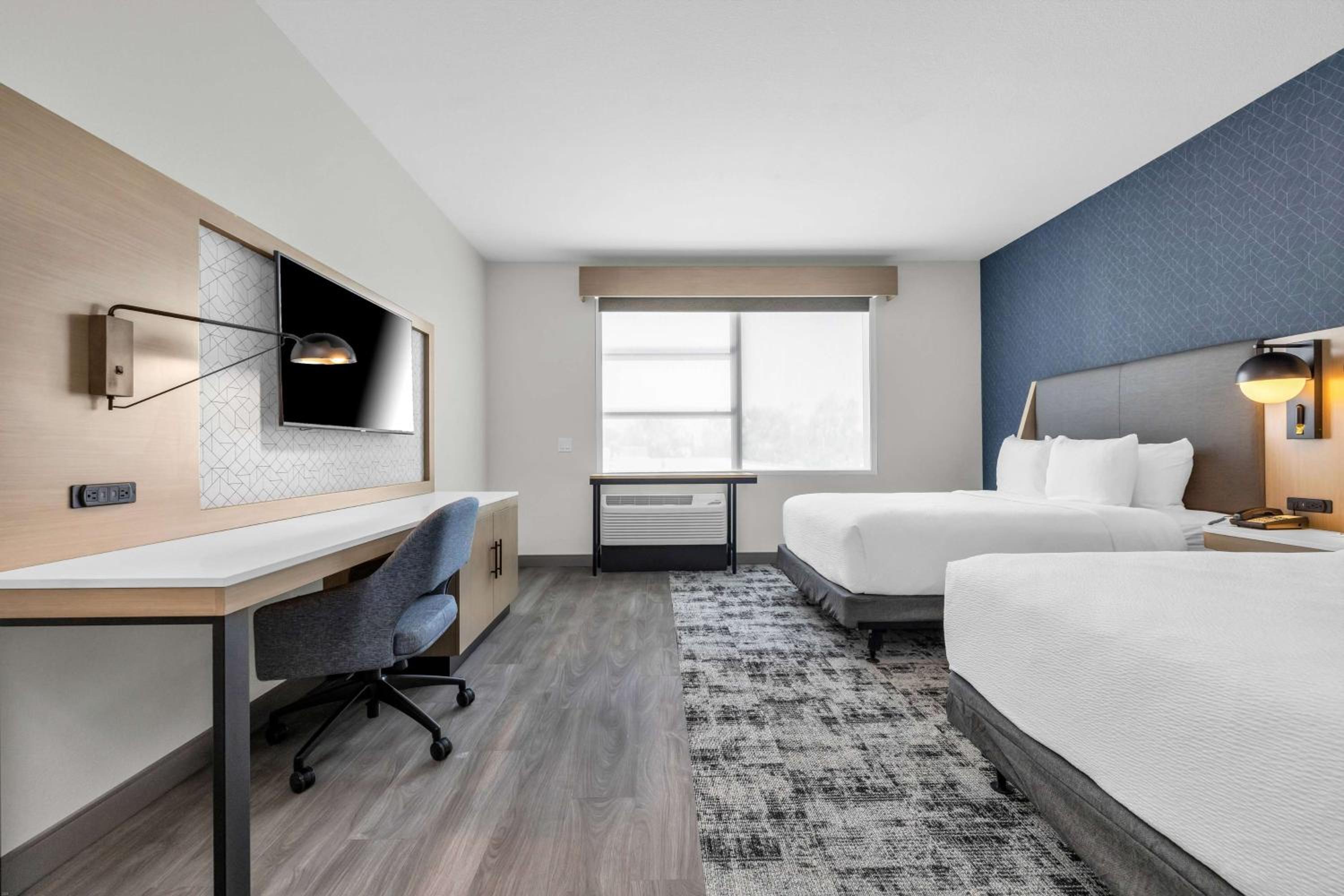 Queen Room with Tow Queen Beds, Mobility Access and Bathtub with Grab Bars, Non-Smoking - Photo 2