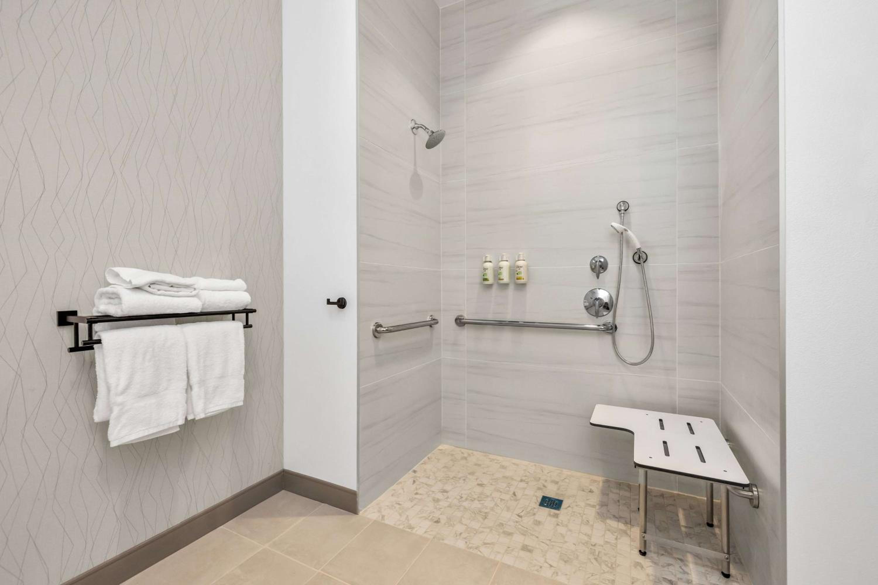 King Room with Roll-in Shower - Mobility Access/Non-Smoking - Photo 2