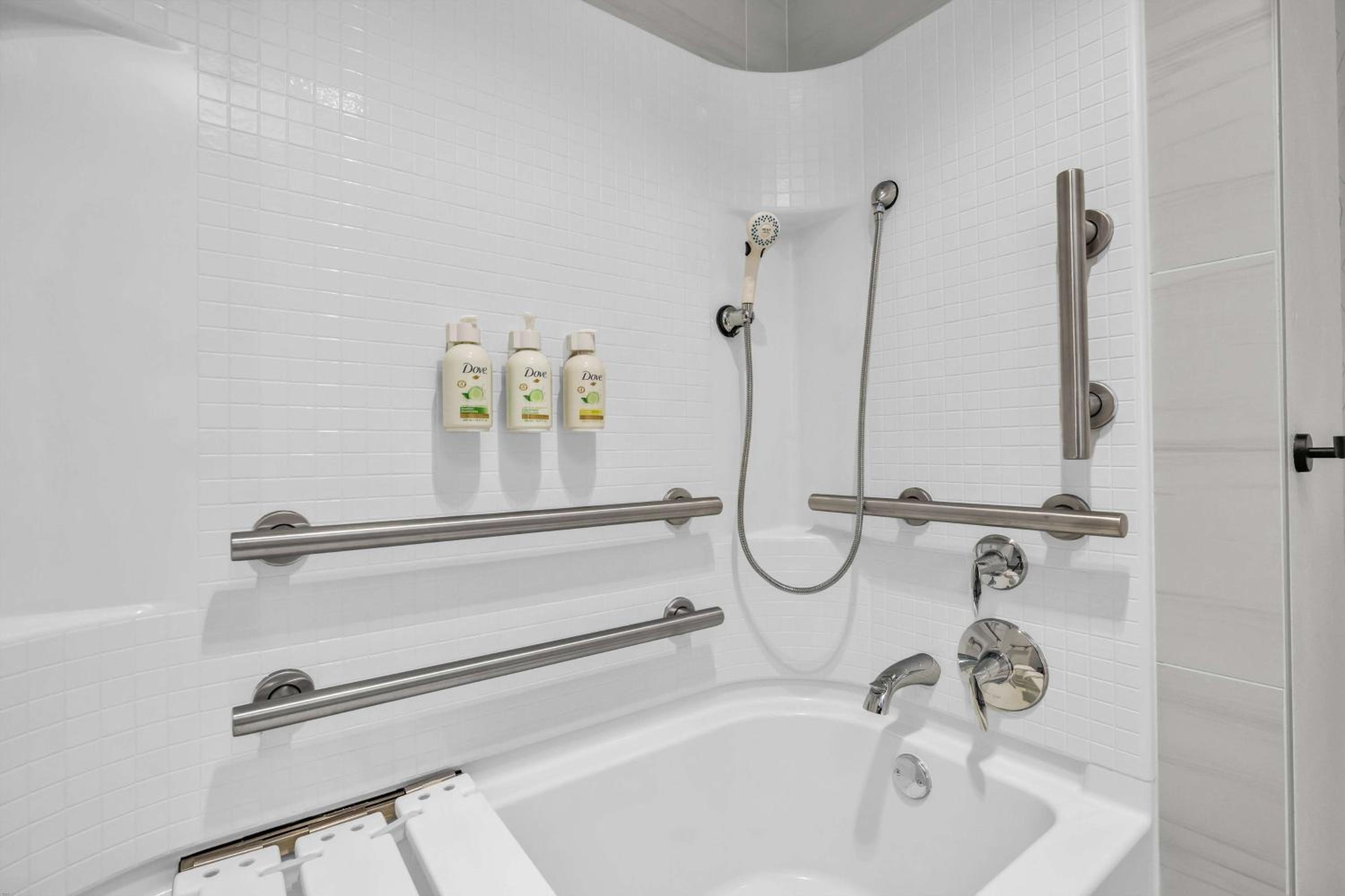 King Room with Mobility Access and Bathtub with Grab Bars, Non-Smoking - Photo 4