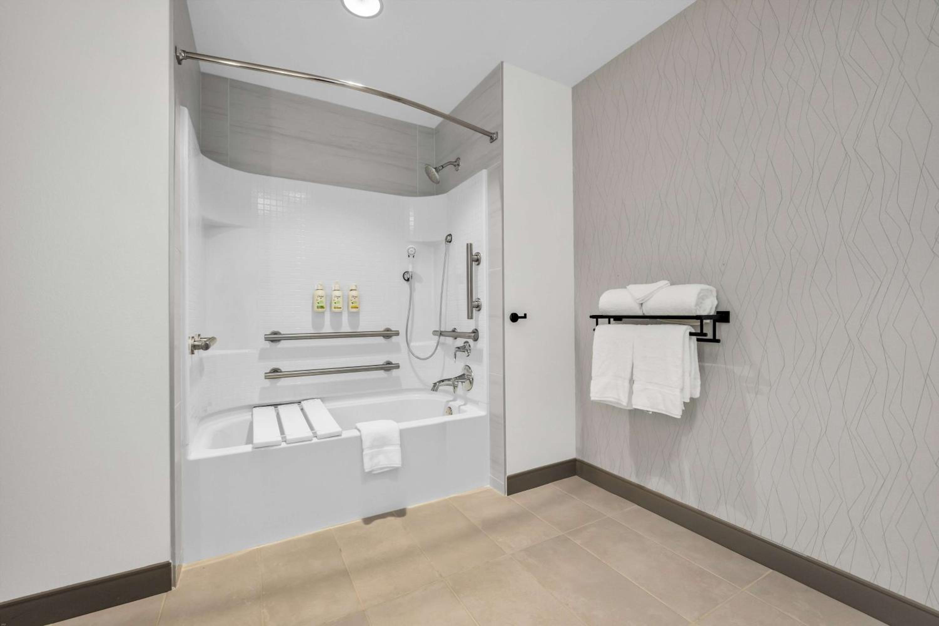 King Room with Mobility Access and Bathtub with Grab Bars, Non-Smoking - Photo 5