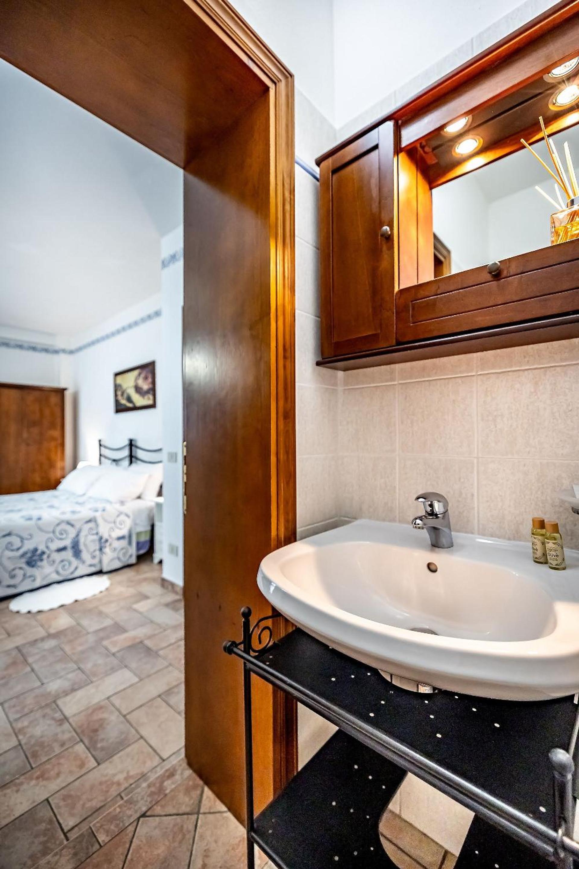 Double Room - Photo 5