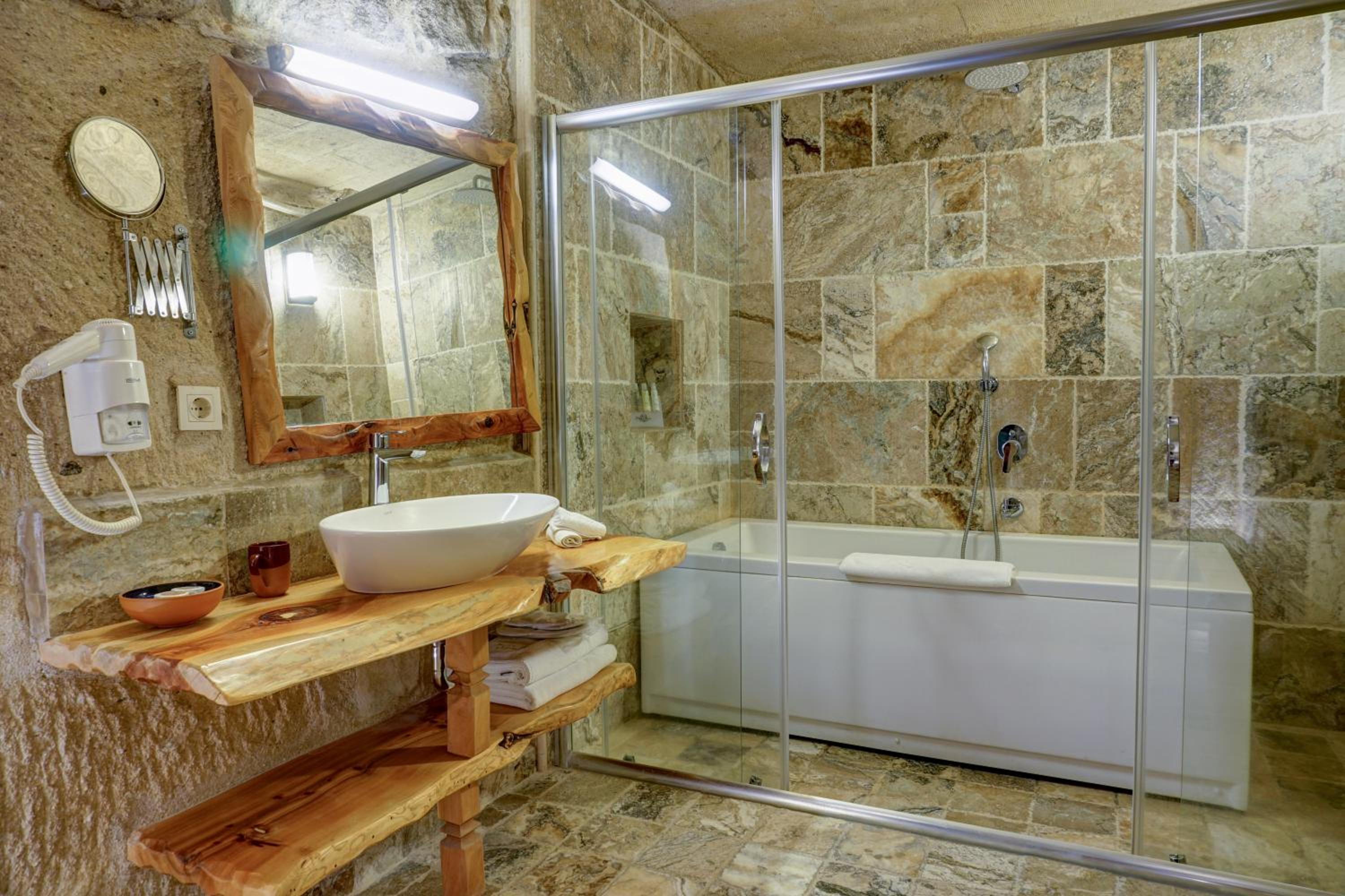 Deluxe Suite - Photo 22