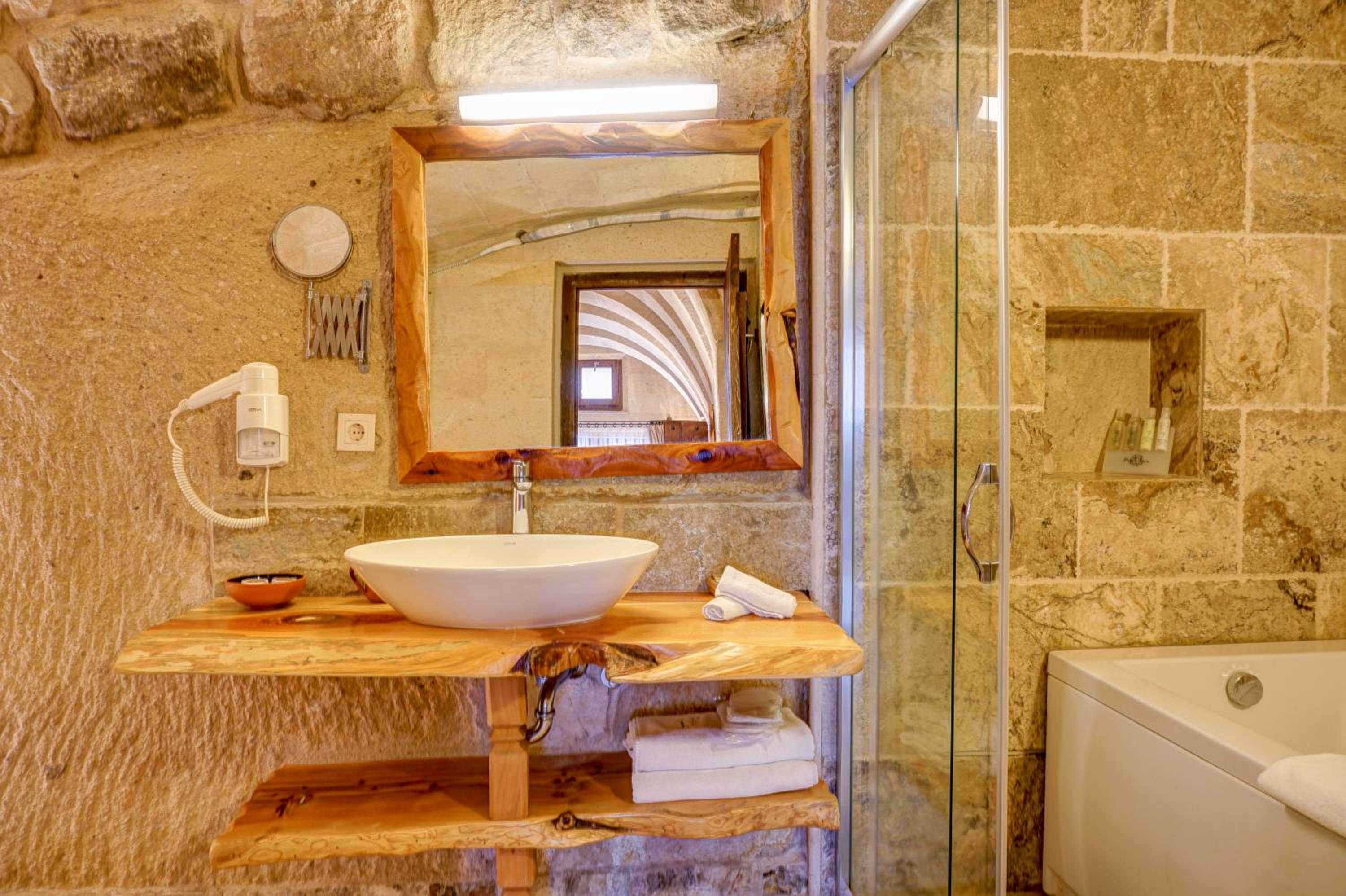 Deluxe Suite - Photo 24