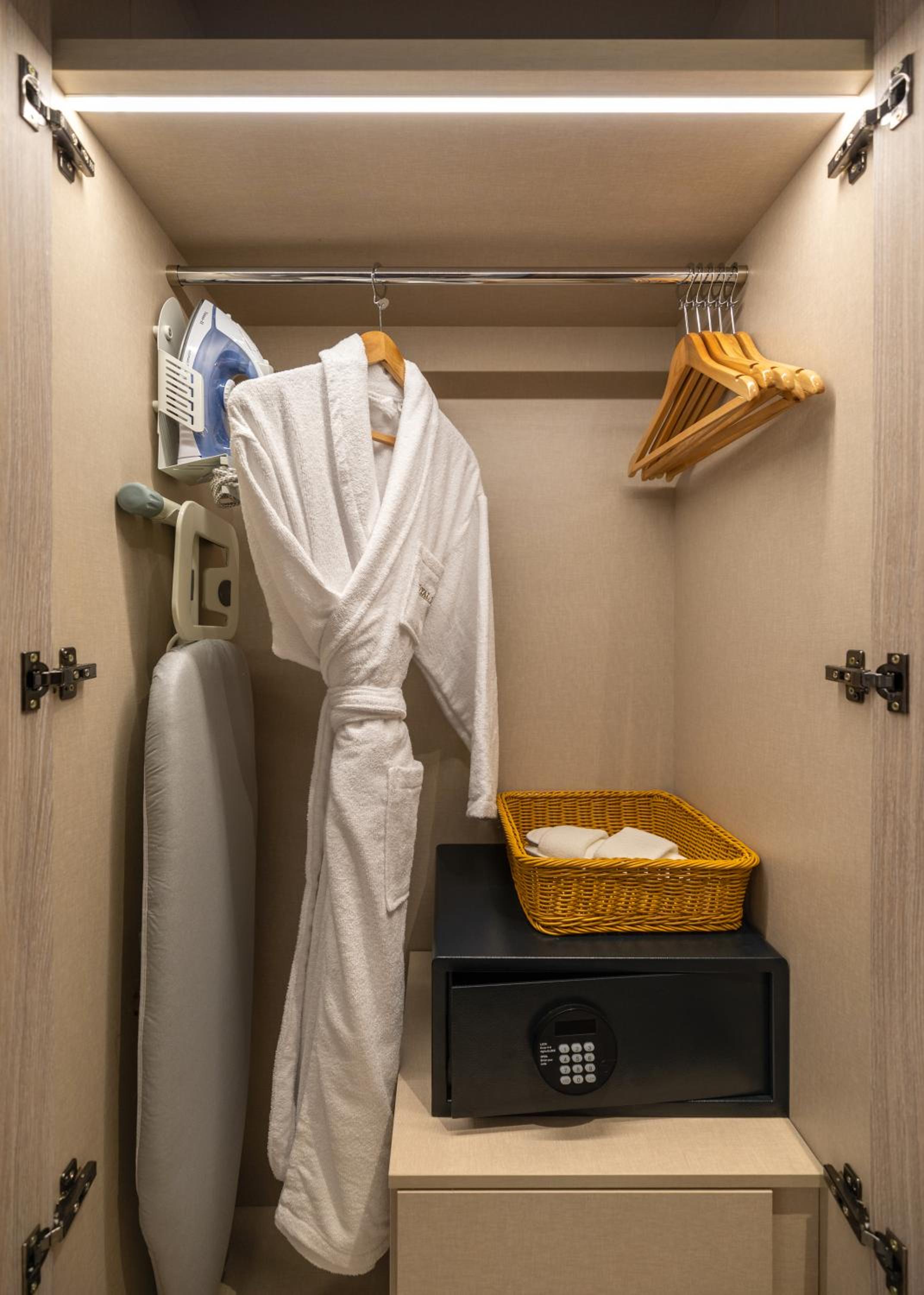 Deluxe Double Room with Shower - Photo 2