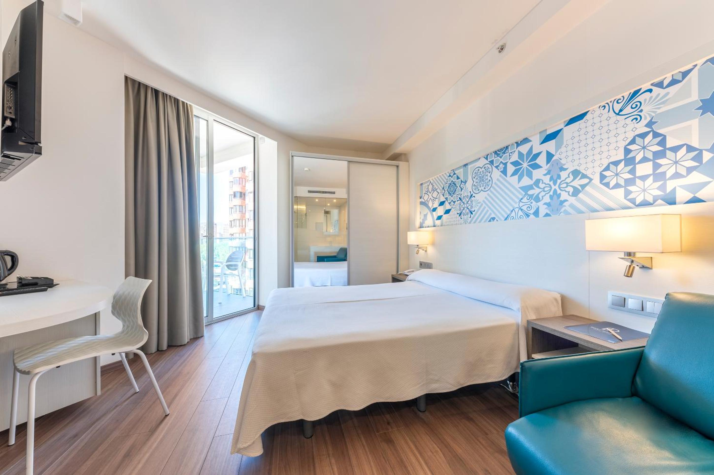 Habitación Triple con Vista al Mar (2 Adultos)