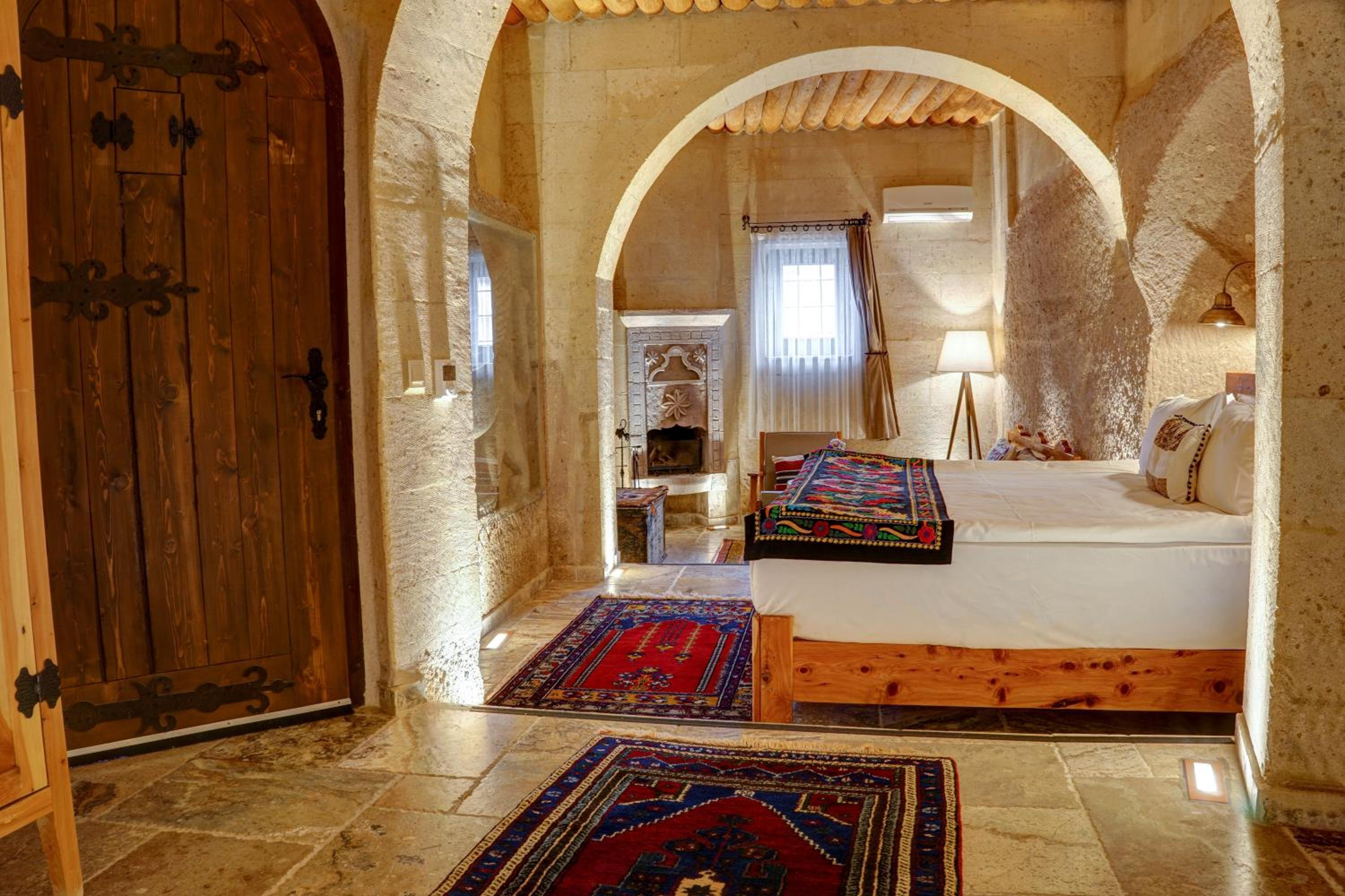 Deluxe Suite - Photo 11