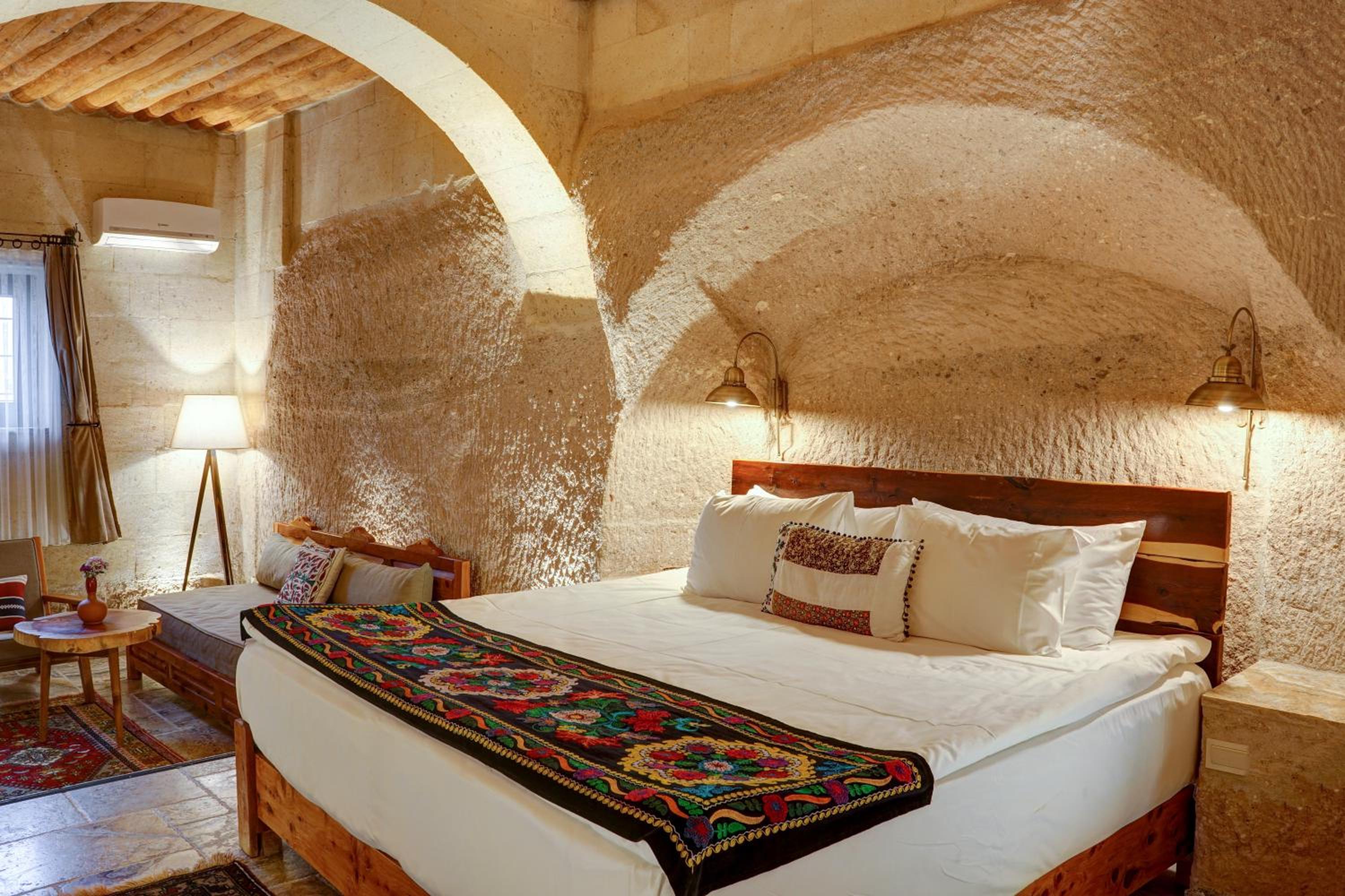 Deluxe Suite - Photo 9